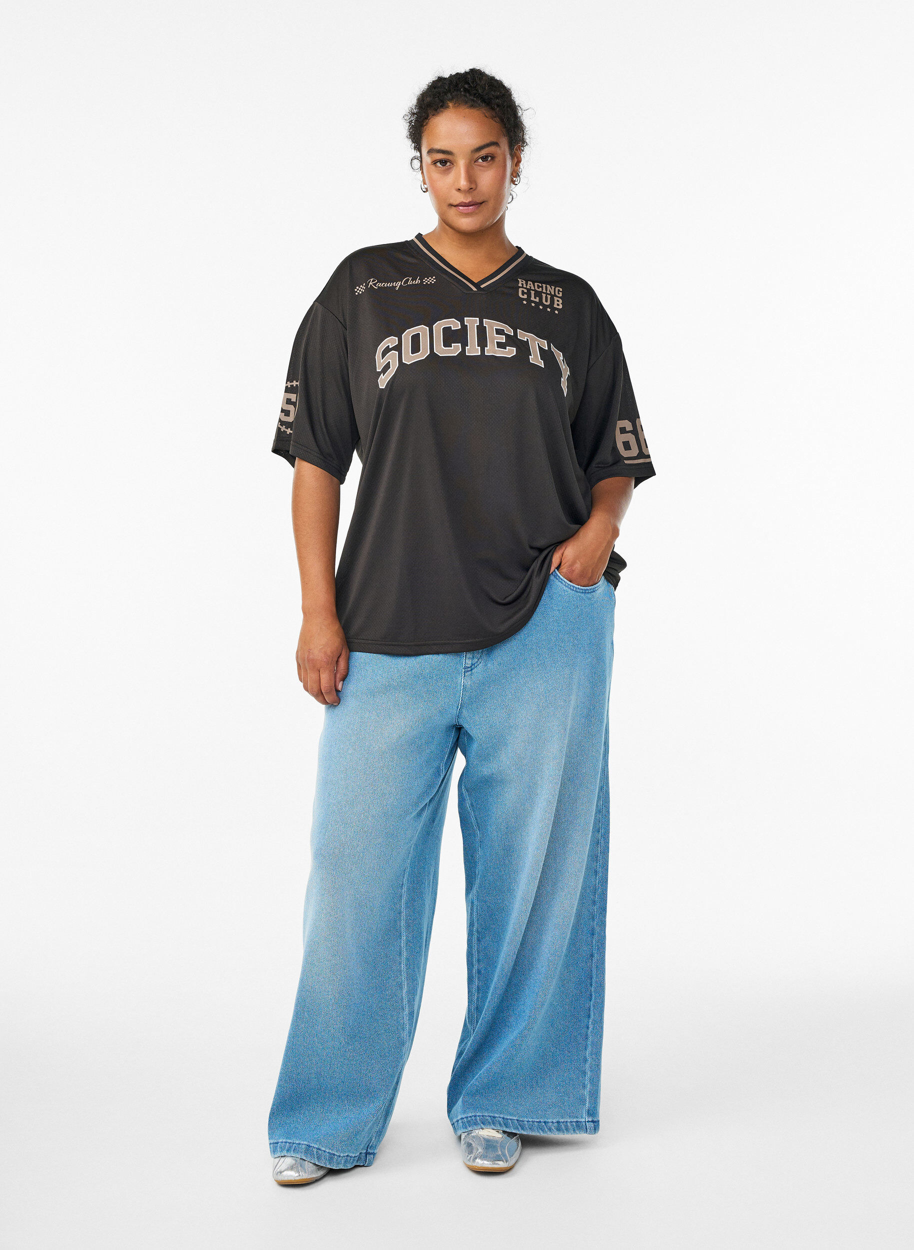 Zizzi Sportowa koszulka z dekoltem w szpic i nadrukiem w stylu wyscigowym, Czarne, Model image number 1