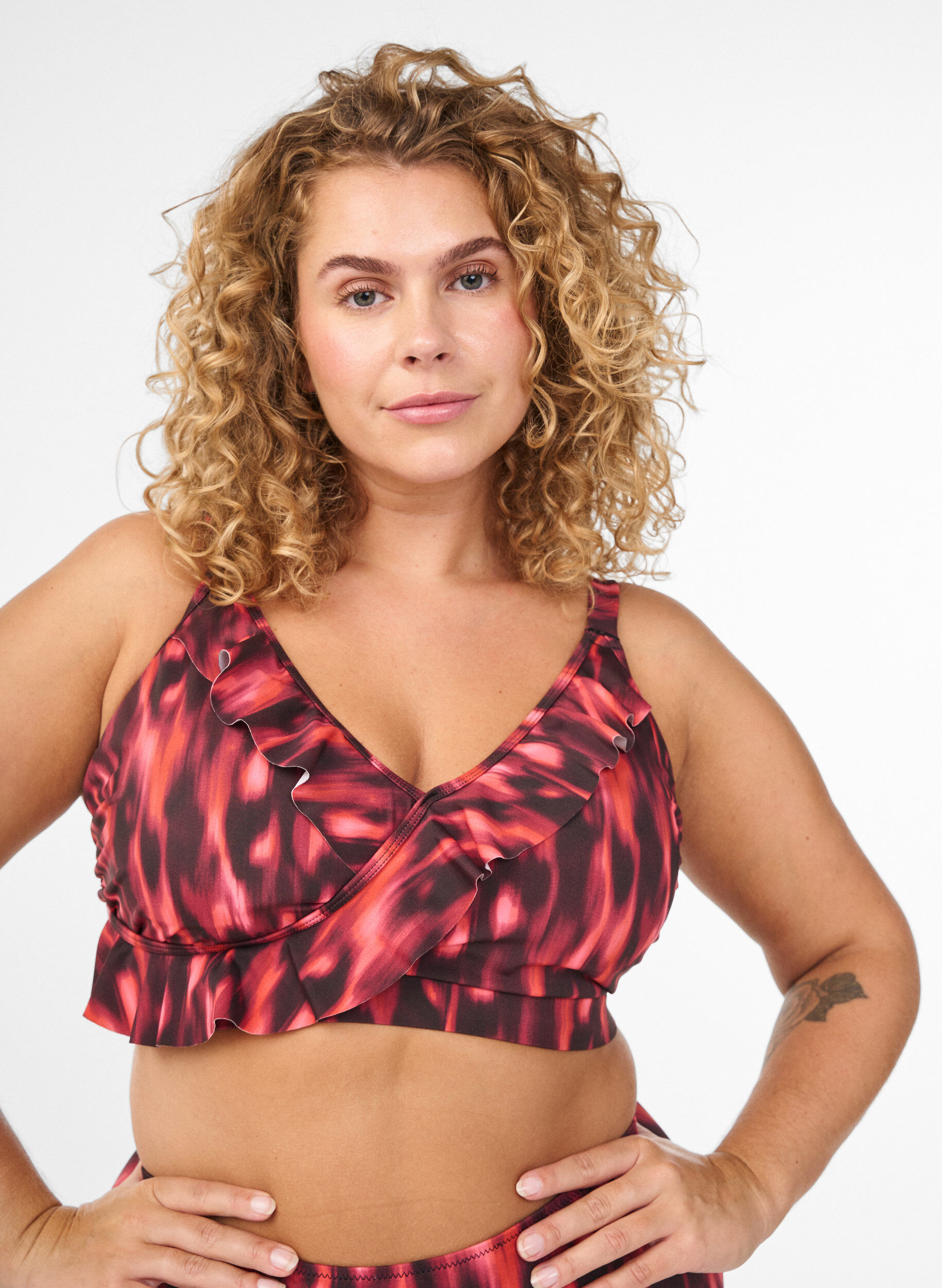 G&oacute;ra bikini z nadrukiem i falbankami, R&oacute;żowy, Model