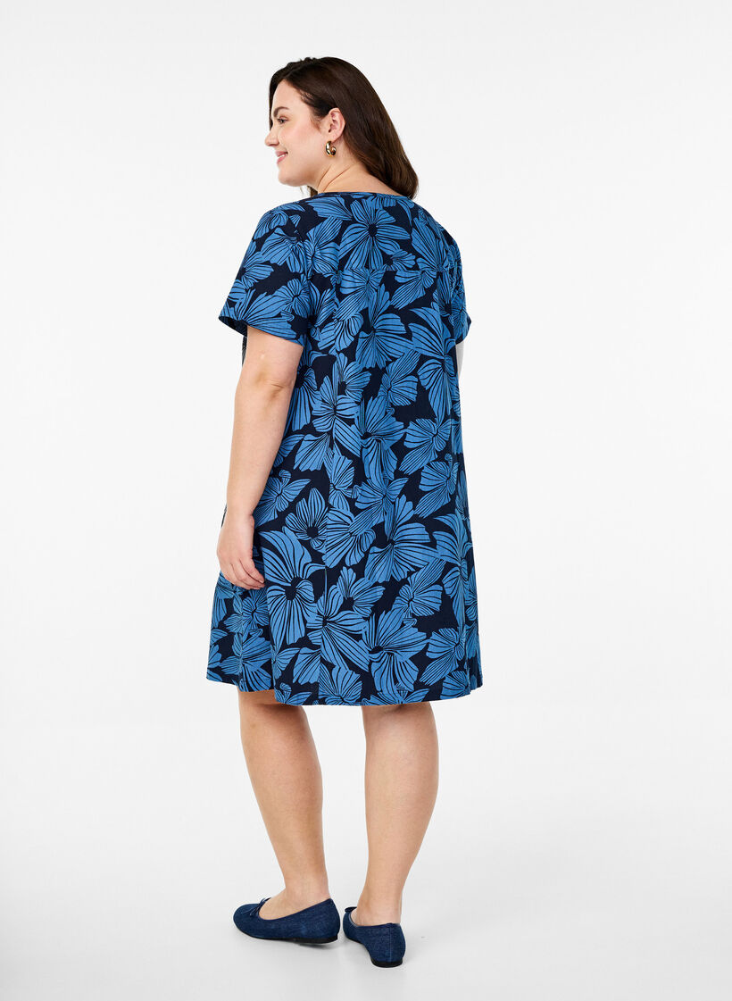 Kr&oacute;tka trapezowa sukienka w kwiaty, Niebieskie, Model image number 2