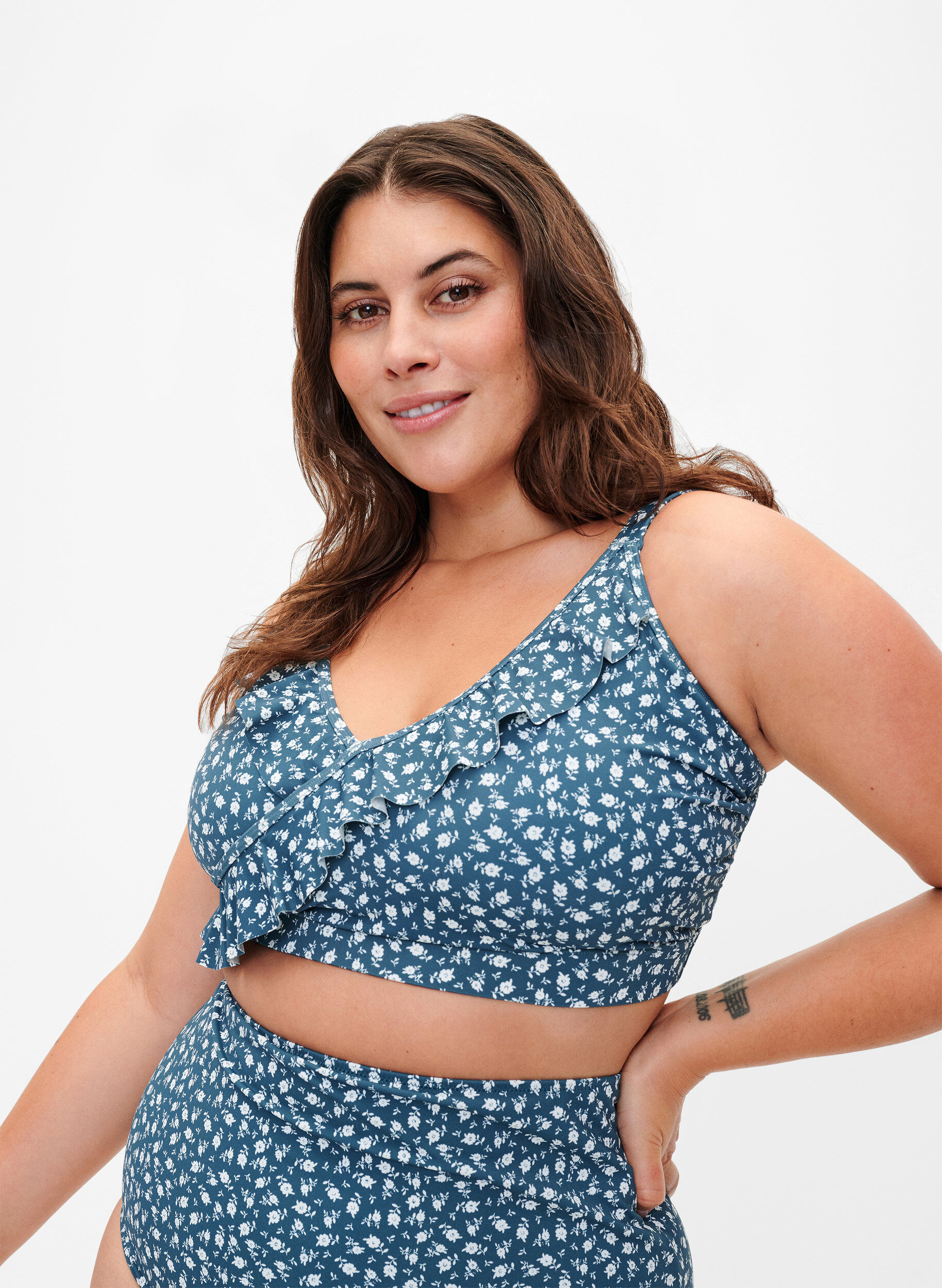 Zizzi Biustonosz bikini w kwiaty z falbanka, Niebieskie, Model image number 0