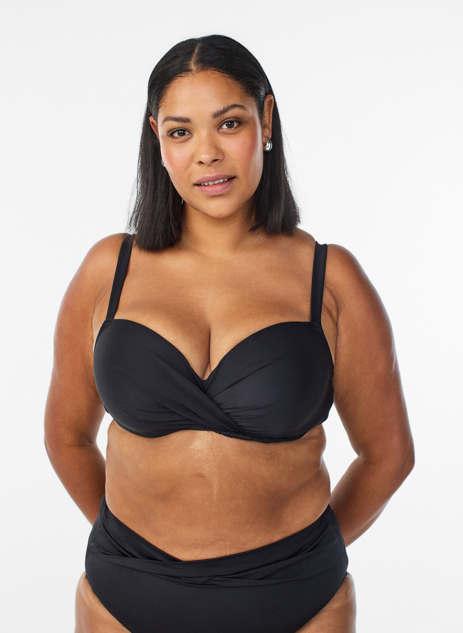 G&oacute;ra od bikini z fiszbinami i drapowaniem, Czarne, Model