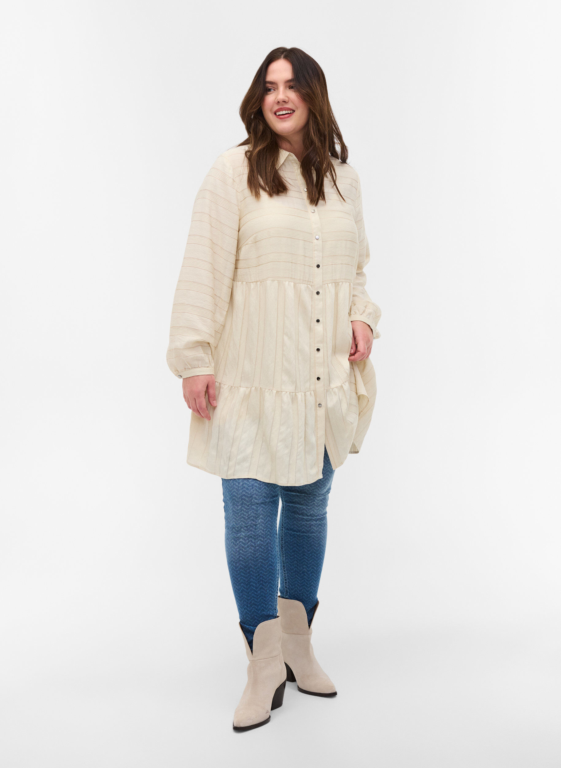 Zizzi Patterned viscose tunic with buttons and long sleeves, Fog, Model image number 2
