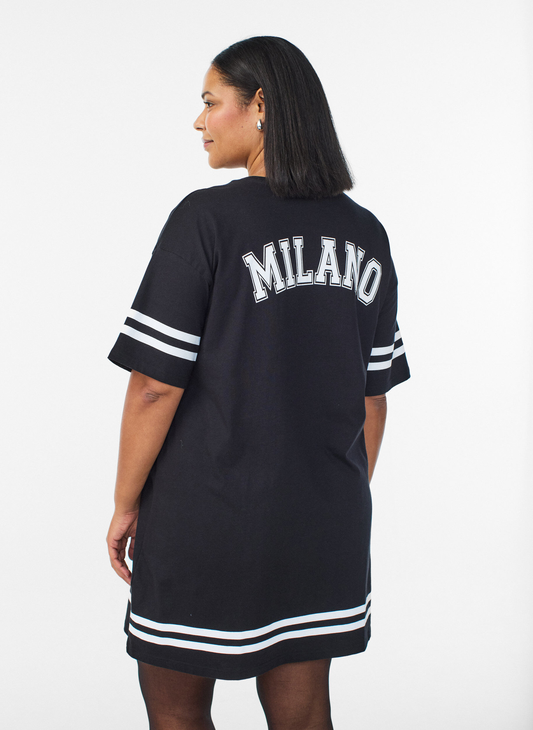 Zizzi Kr&oacute;tka sukienka koszulkowa ze sportowymi detalami, Czarne, Model image number 2