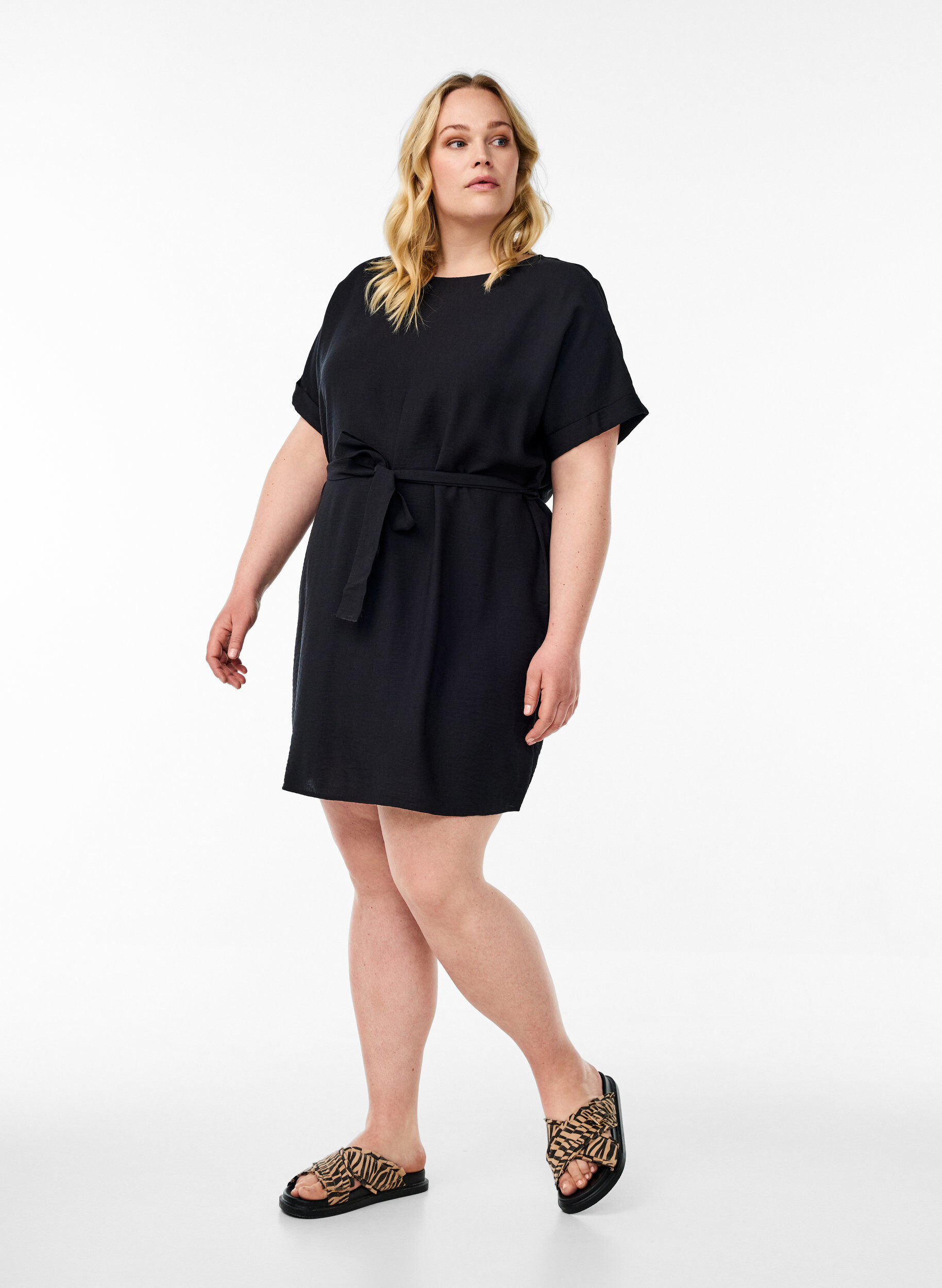 Zizzi Kr&oacute;tka sukienka o luznym kroju z wiazanym paskiem, Czarne, Model image number 1