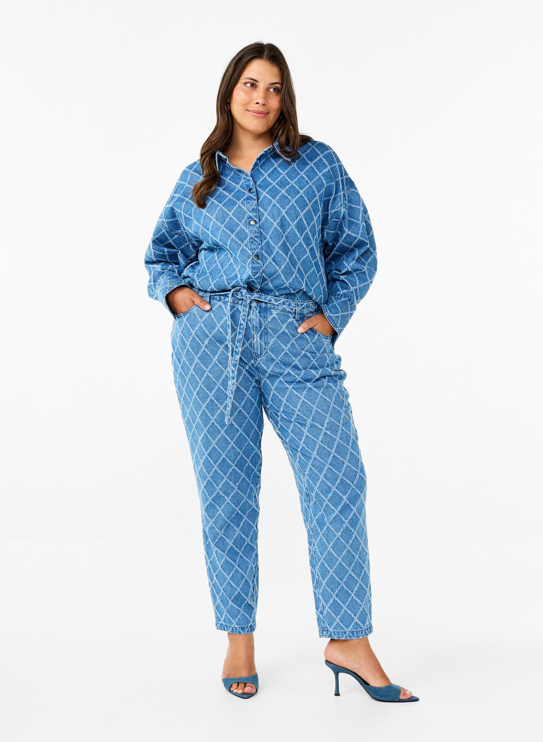 Zizzi Kr&oacute;tkie jeansy Mille z imitacja zniszczen, Blue Denim, Model image number 0