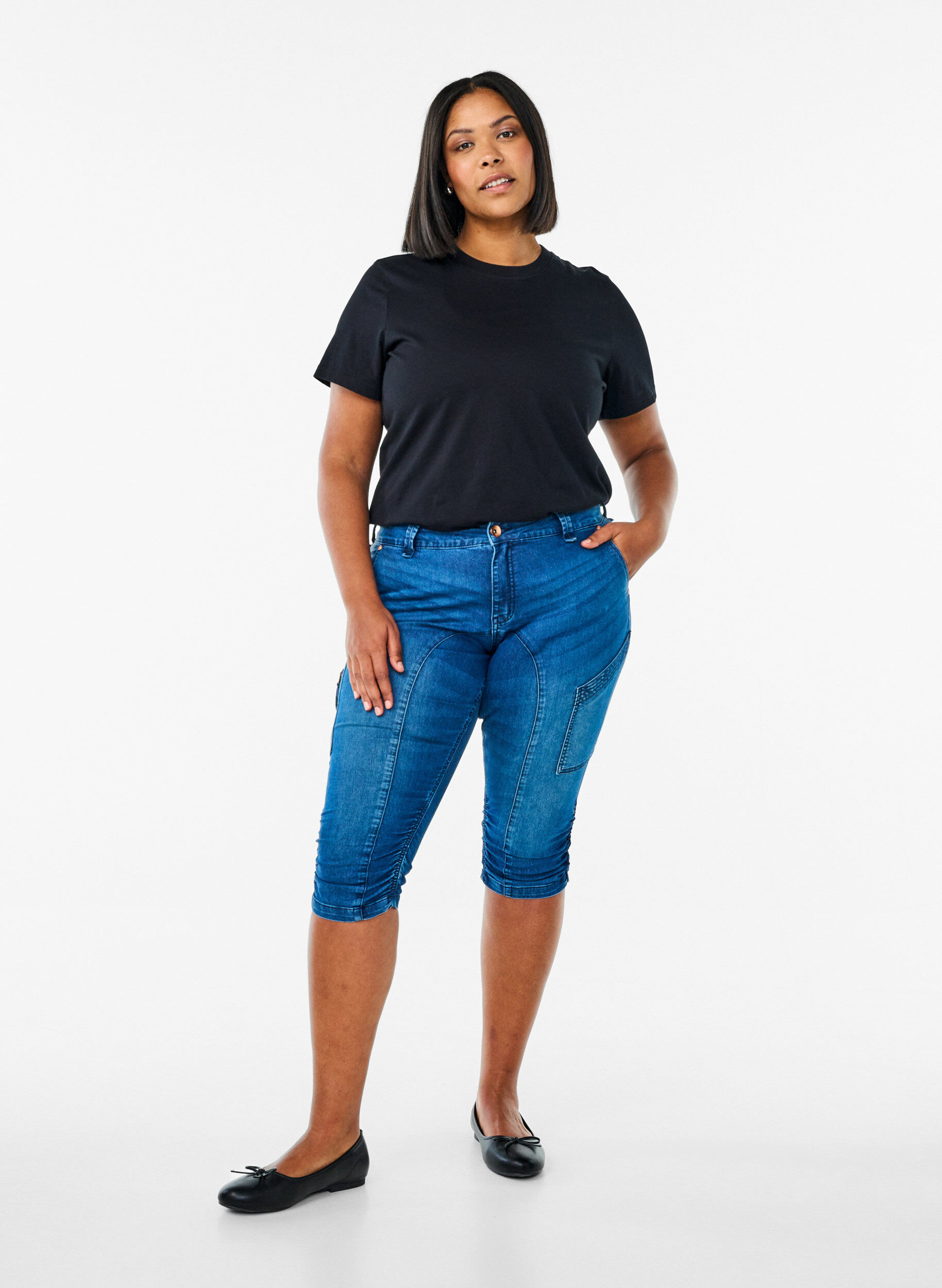 Jeansy capri o dopasowanym kroju z kieszeniami, Niebieskie, Model