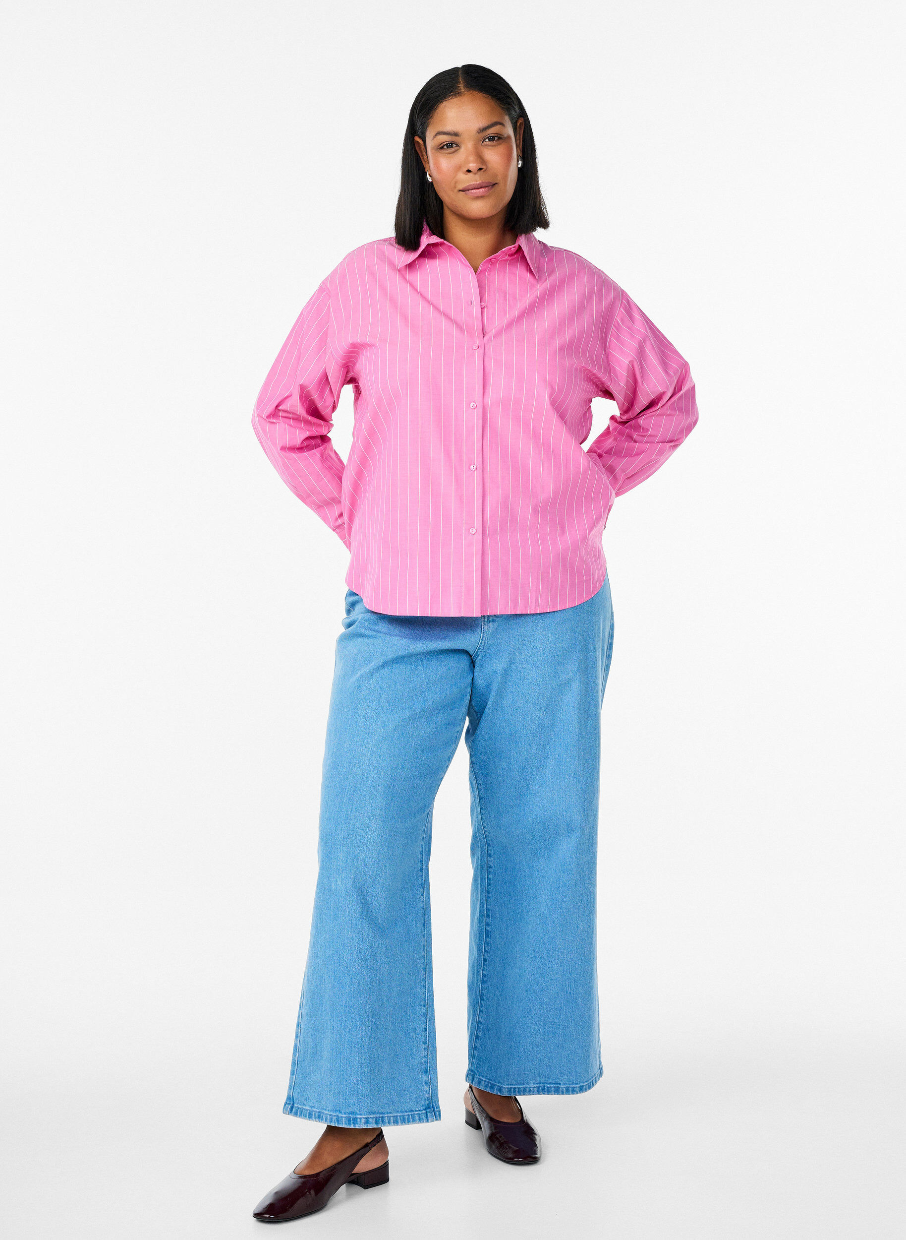 Zizzi Bluzka koszula z cienkimi pionowymi paskami i kokardka z tylu, R&oacute;żowy, Model image number 1