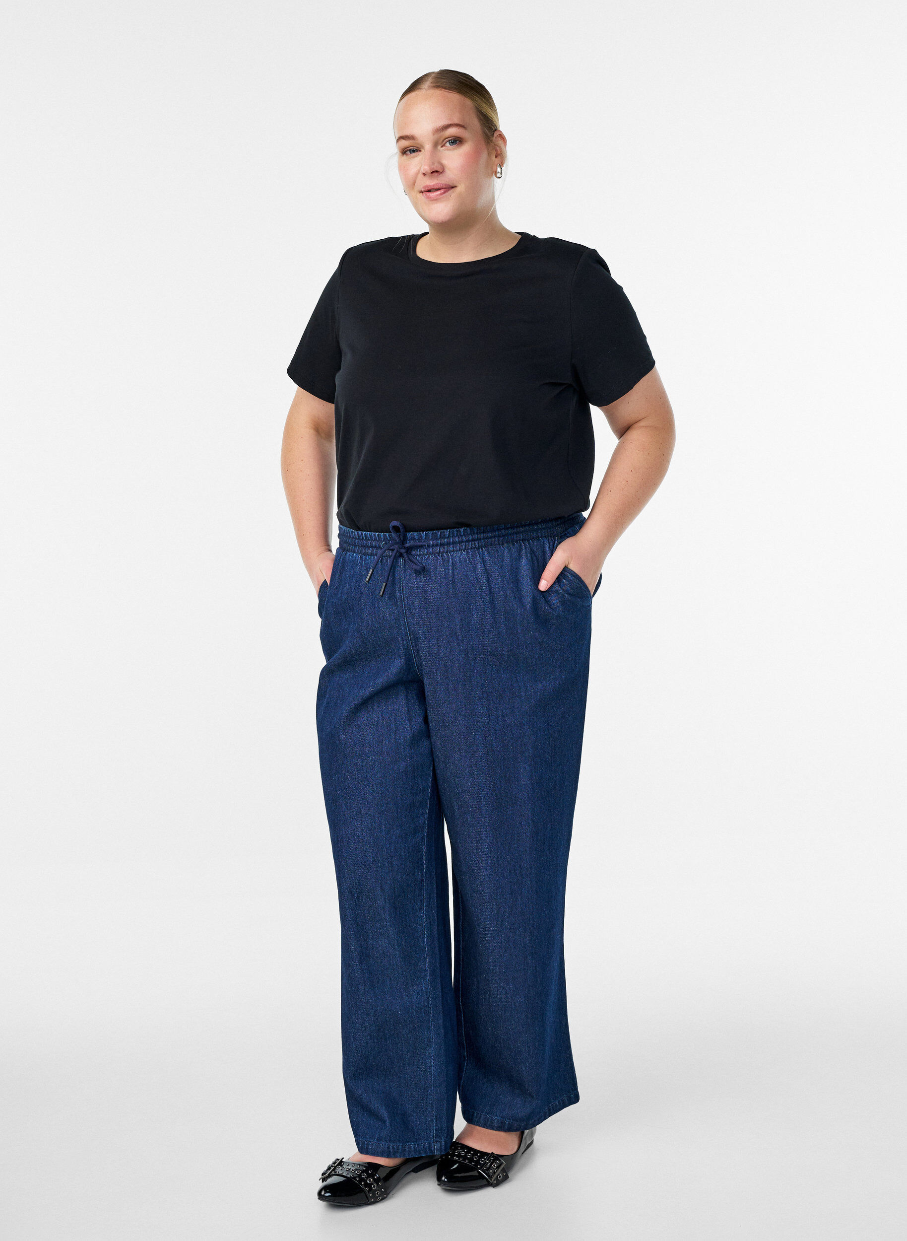 Zizzi Podstawowa bawelniana koszulka z wstawkami na ramionach, Czarne, Model image number 1