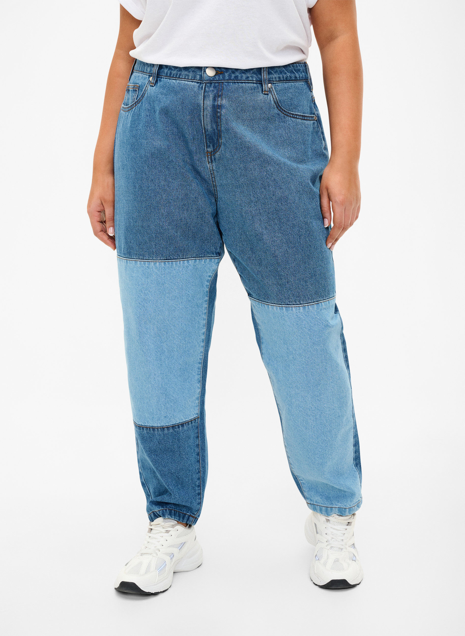 Zizzi  Jeansy Mille typu mom fit z kolorowymi blokami i wysokim stanem, Light Blue Denim, Model image number 2