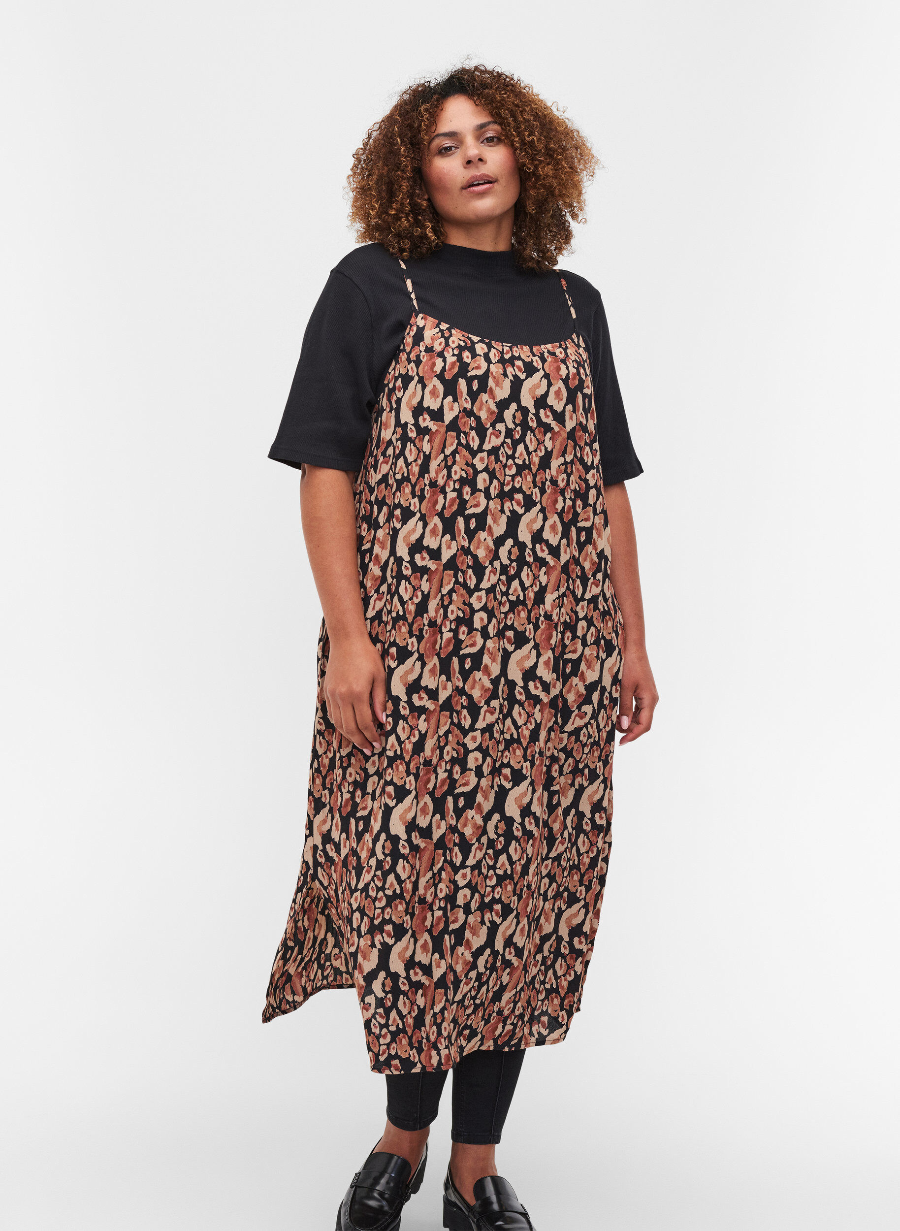 Zizzi Viscose midi dress with thin straps, Leo AOP, Model image number 0