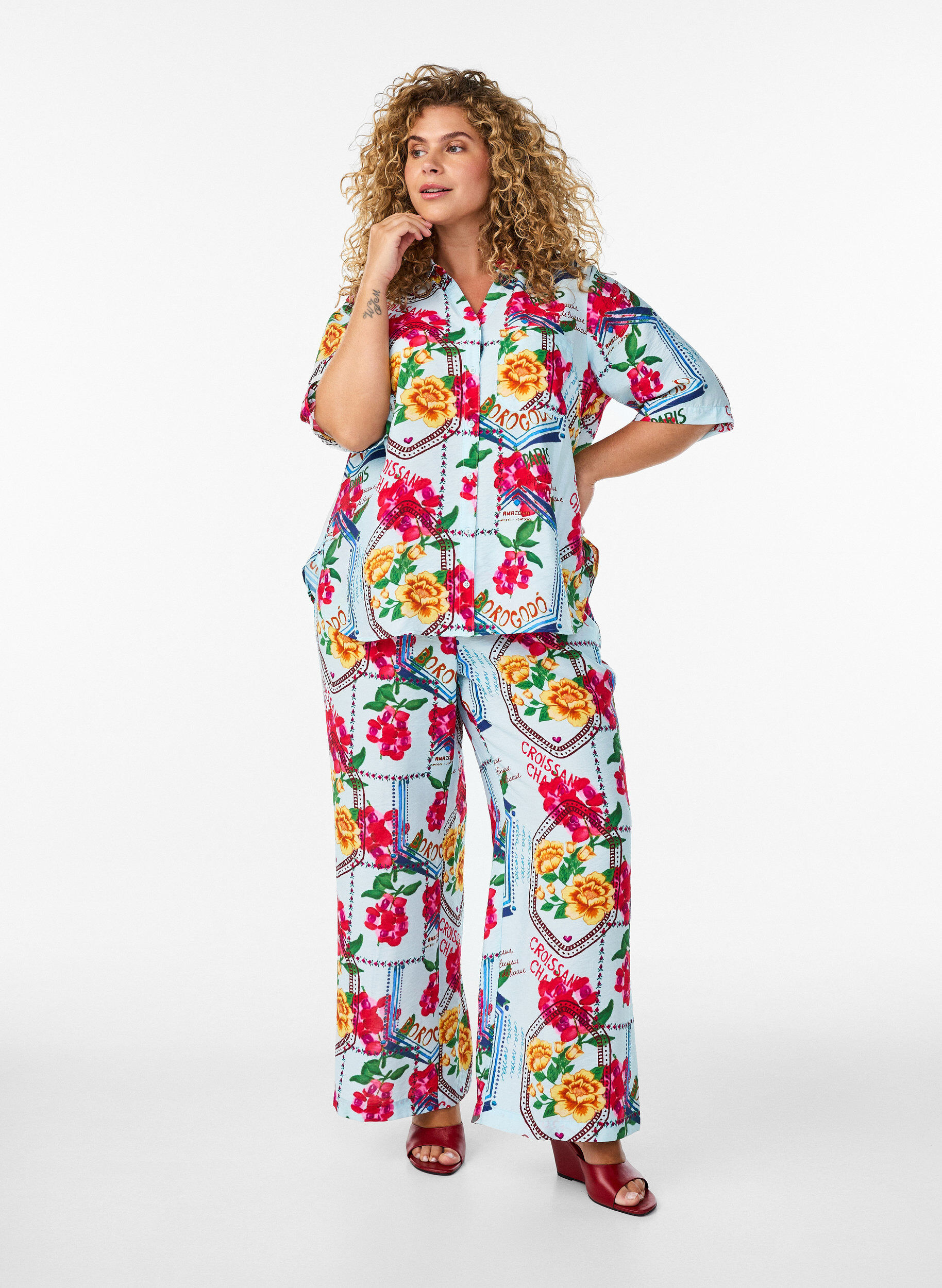 ZizziSpodnie proste z kolorowym nadrukiem, Niebieskie, Model image number 0