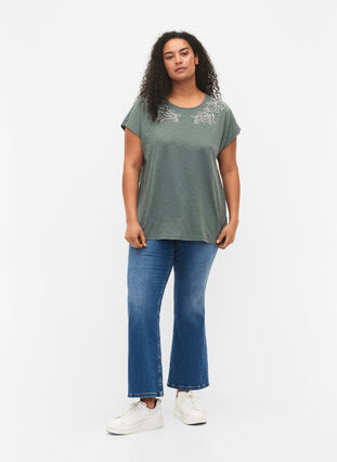 Bawelniana koszulka z nadrukiem lisci, Balsam Green Leaf, Model image number 2