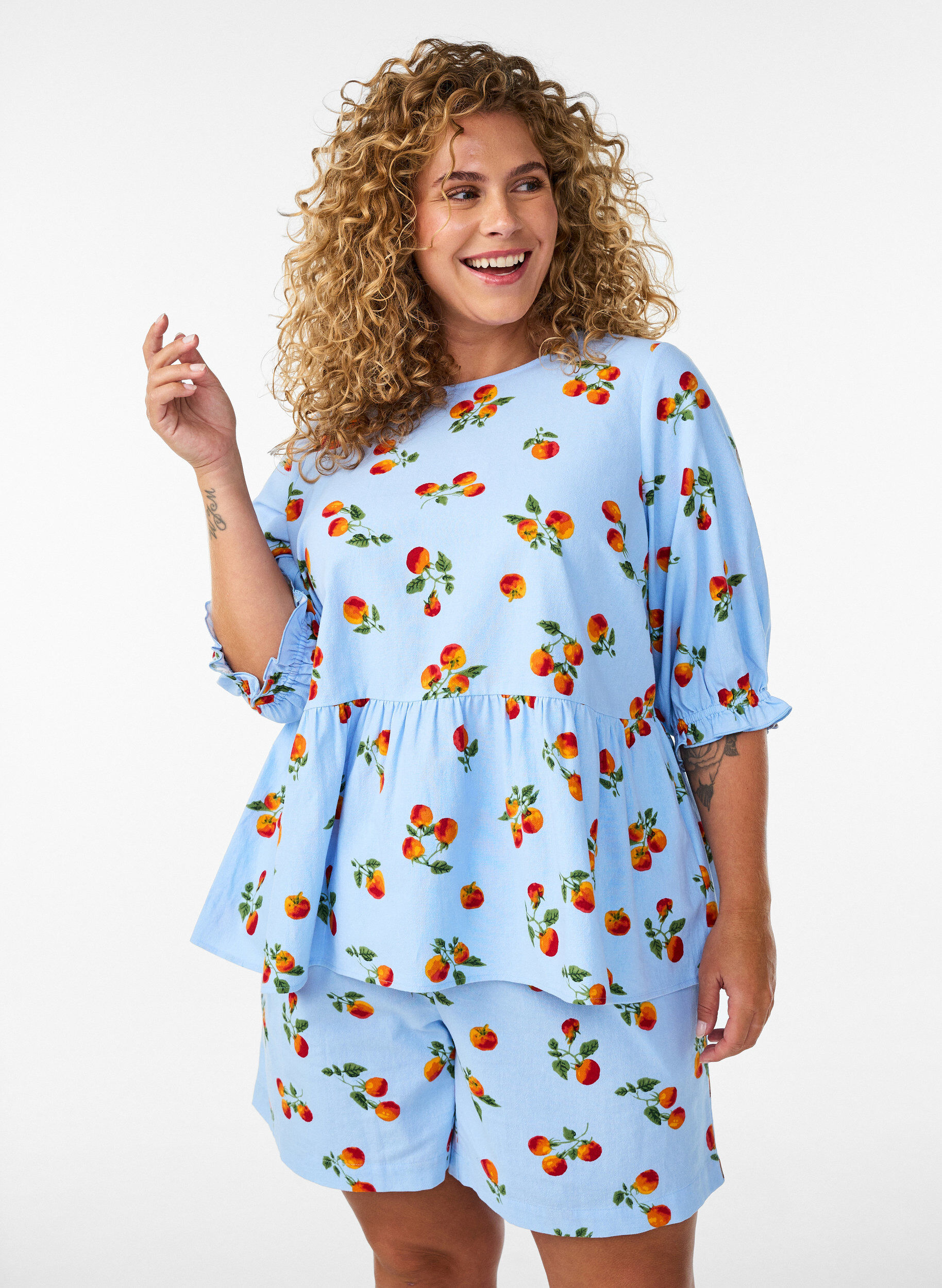 ZizziSzorty bawelniane z nadrukiem pomidor&oacute;w i wysokim stanem, Niebieskie, Model image number 3