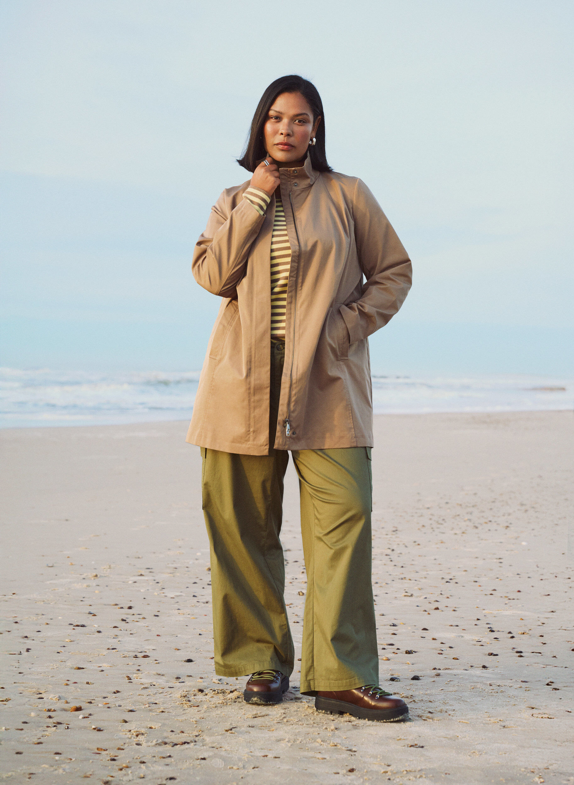 Zizzi Kurtka przejsciowa z kieszeniami i wysokim kolnierzem, Brązowy, Image image number 0