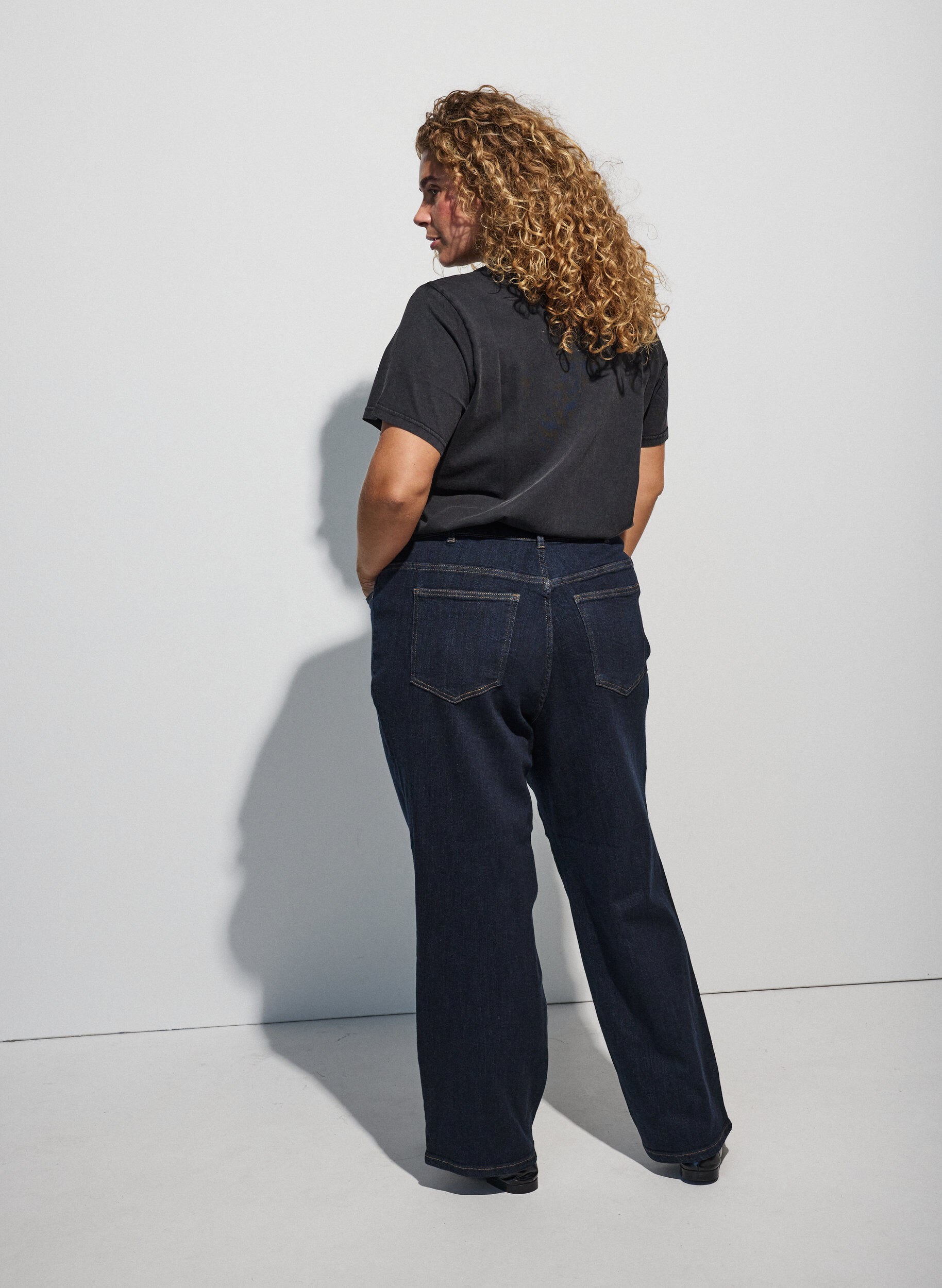 ZizziT-shirt z nadrukiem psa i wyblaklym wygladem, Ciemnoszary, Model image number 2