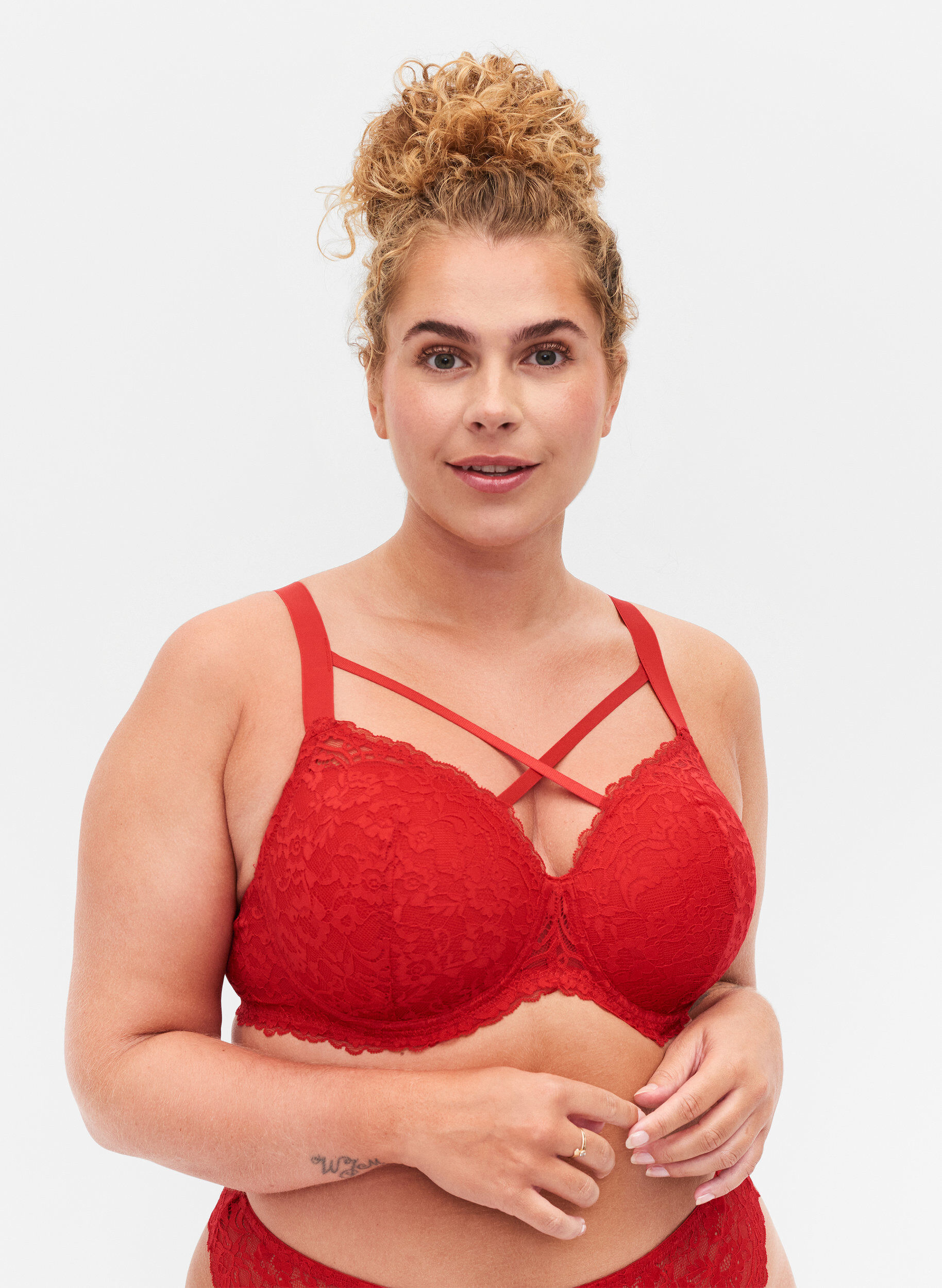 Zizzi Padded bra with lace and cross detail, Red Ass., Model image number 0