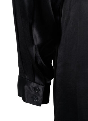 Dluga blyszczaca koszula z rozcieciem, Black, Packshot image number 3
