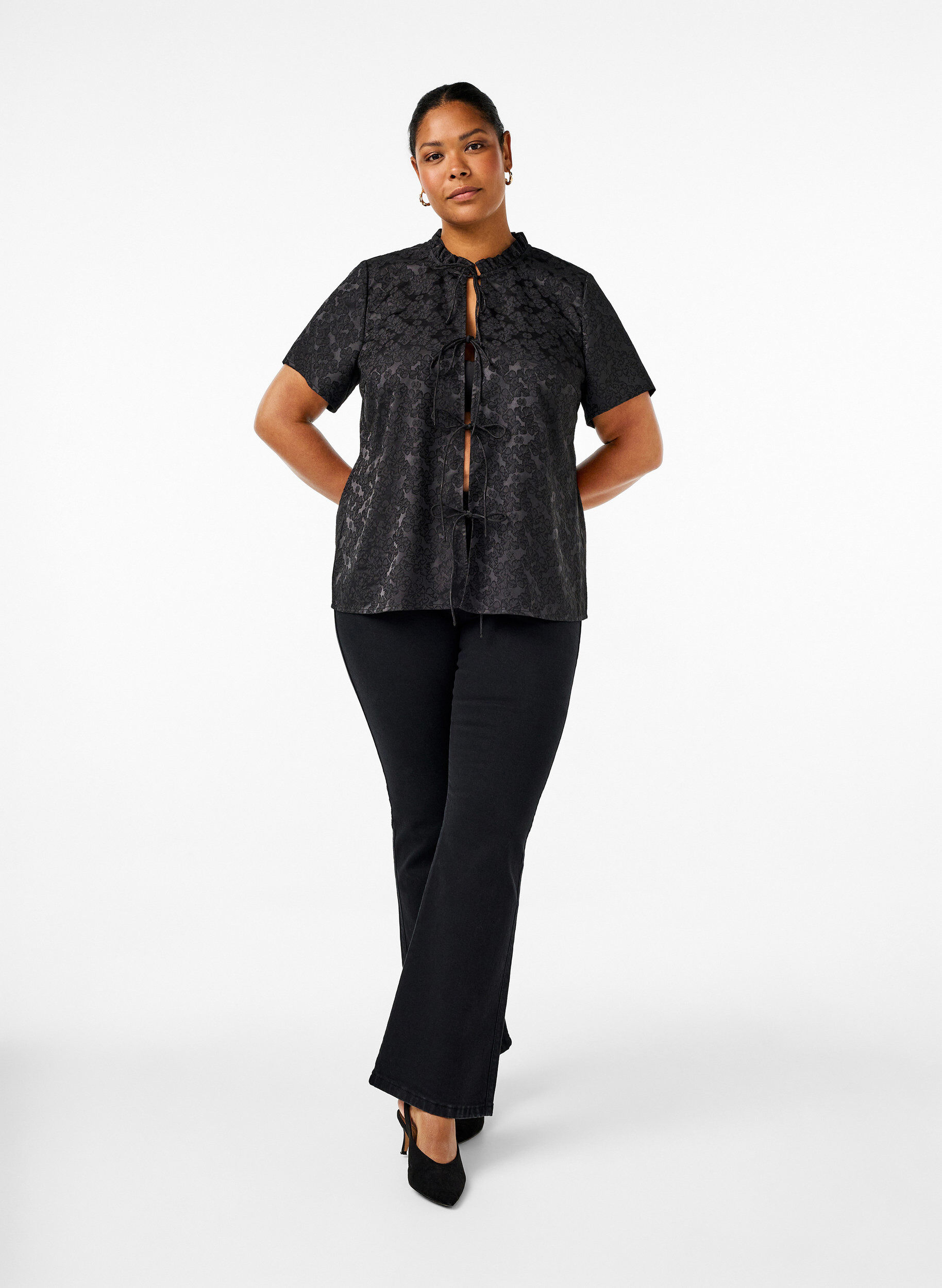 Zizzi Zakardowa bluzka z kr&oacute;tkim rekawem i wiazaniami, Czarne, Model image number 1