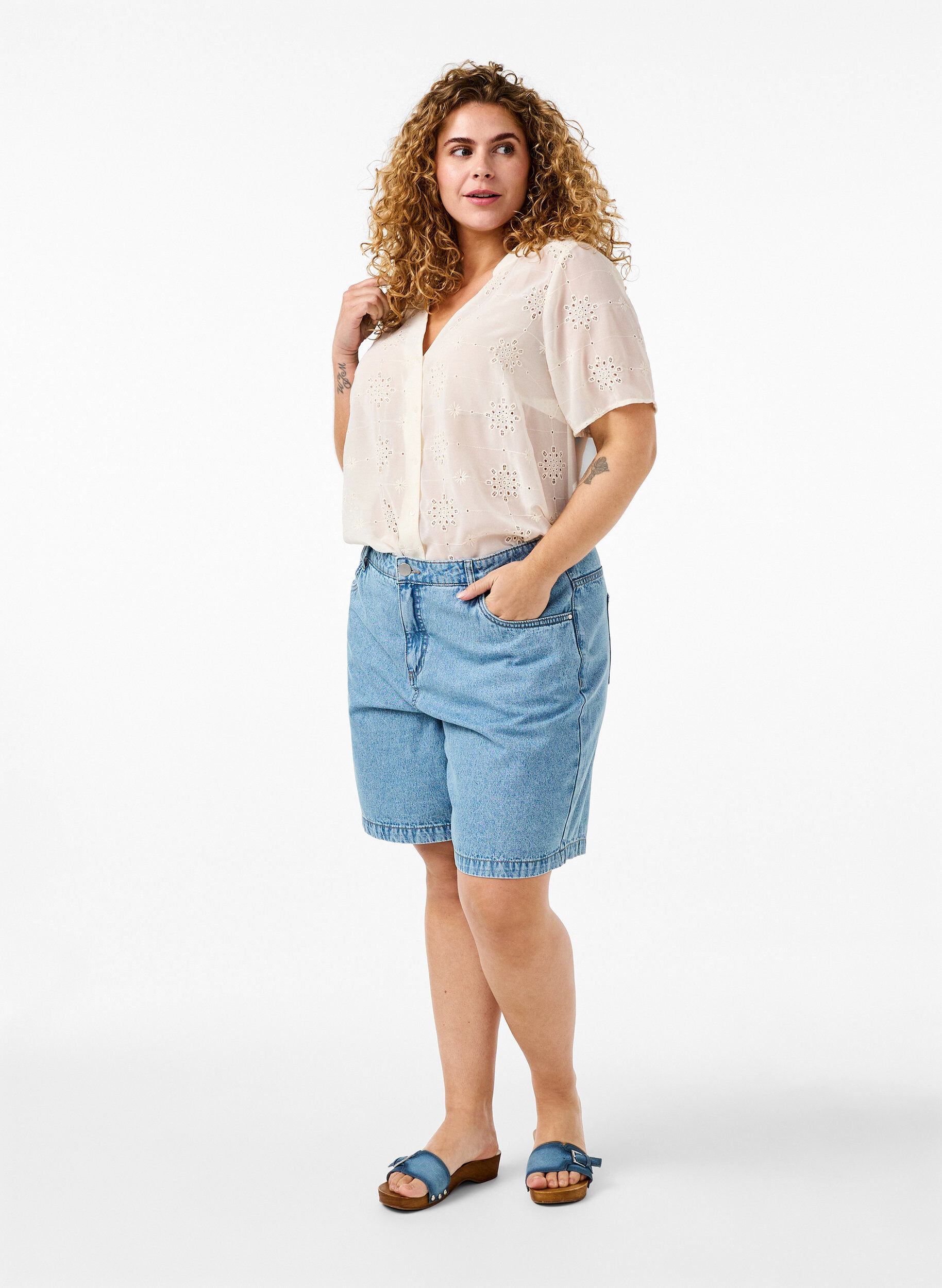 Zizzi Bluzka koszulowa z kr&oacute;tkim rekawem i haftem angielskim, Antique White, Model image number 2