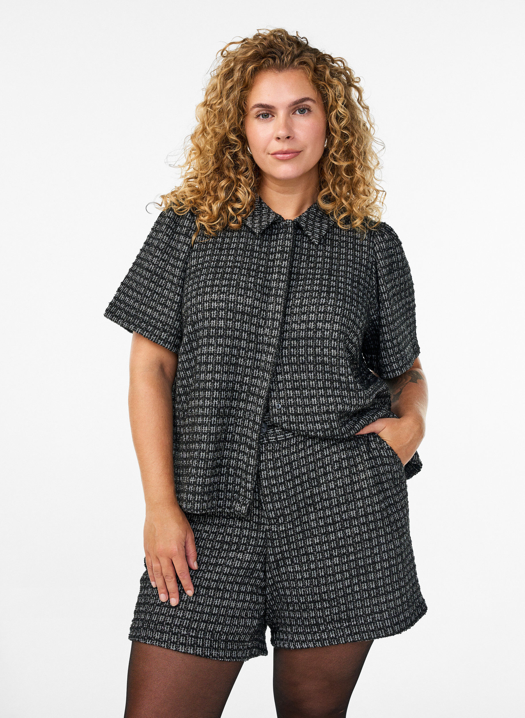 Luzne szorty z tkaniny boucl&eacute; z kieszeniami, Czarne, Model