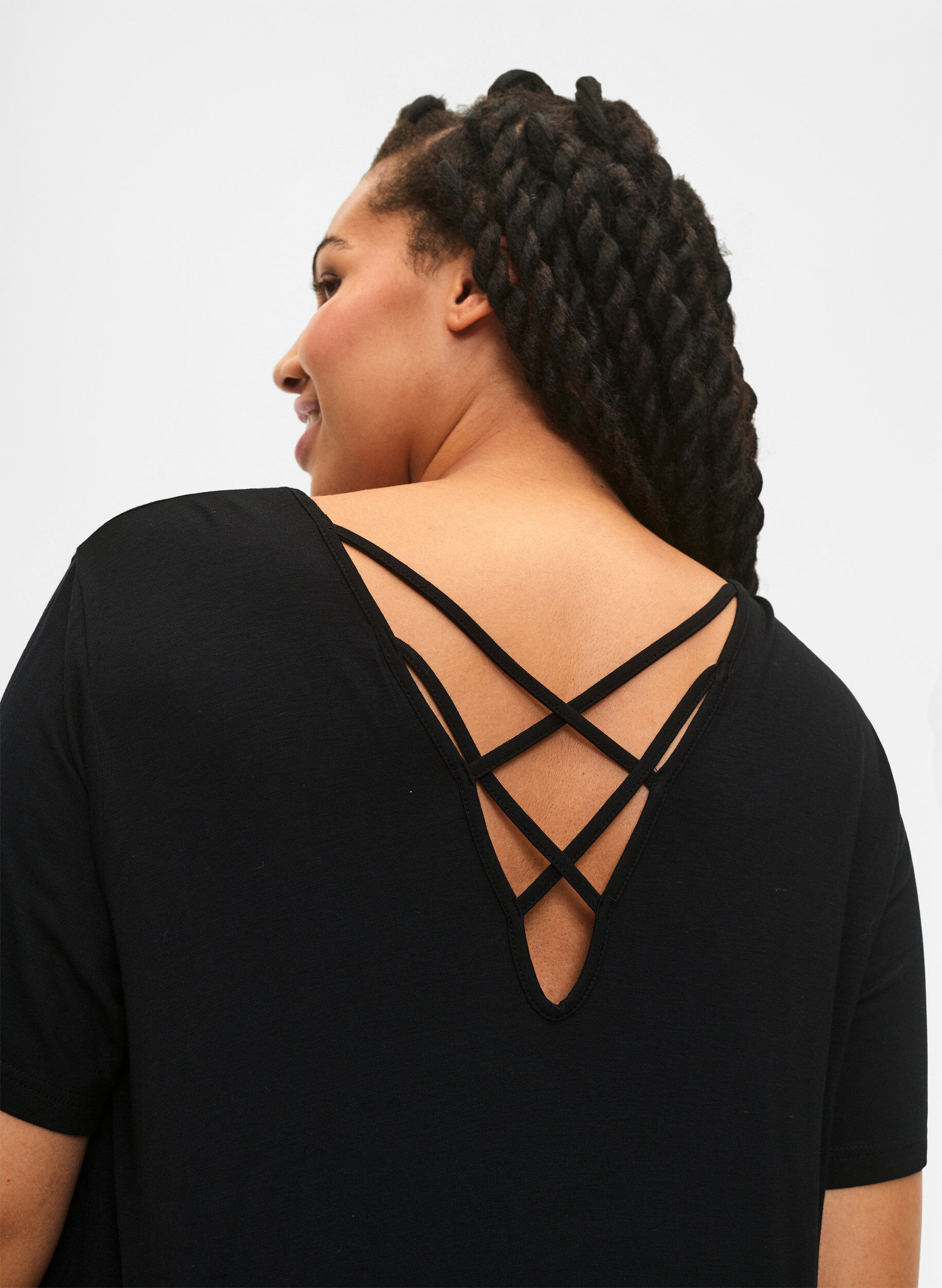 Zizzi Wiskozowa koszula nocna z kr&oacute;tkim rekawem i detalem na plecach, Czarne, Model image number 3