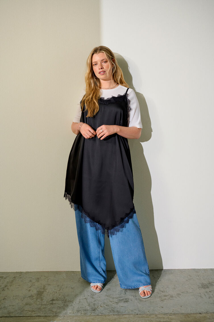 Stylizacja z koronkową sukienką, , Model