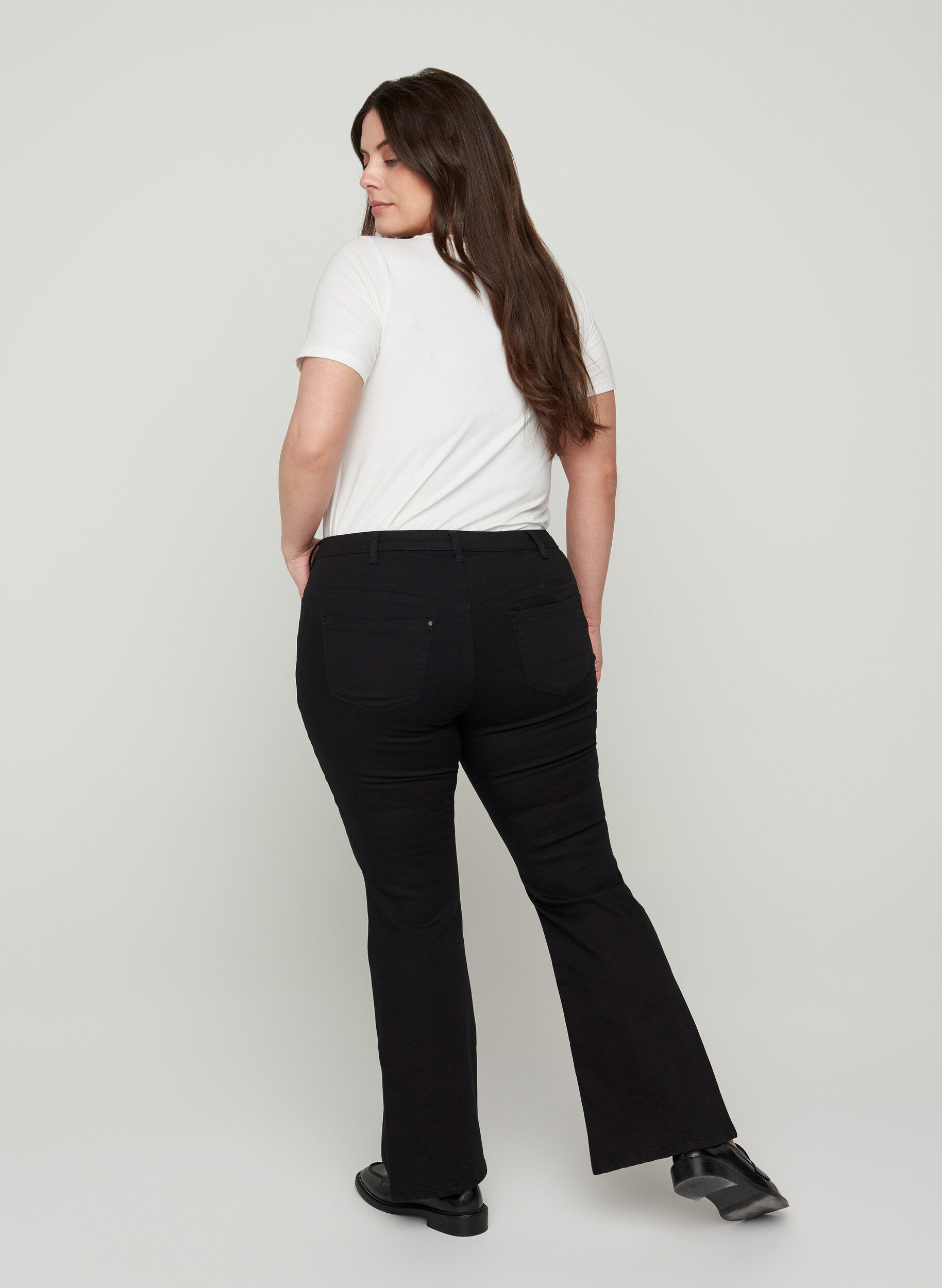 Zizzi Ellen bootcut jeans with a high waist, Black, Model image number 1