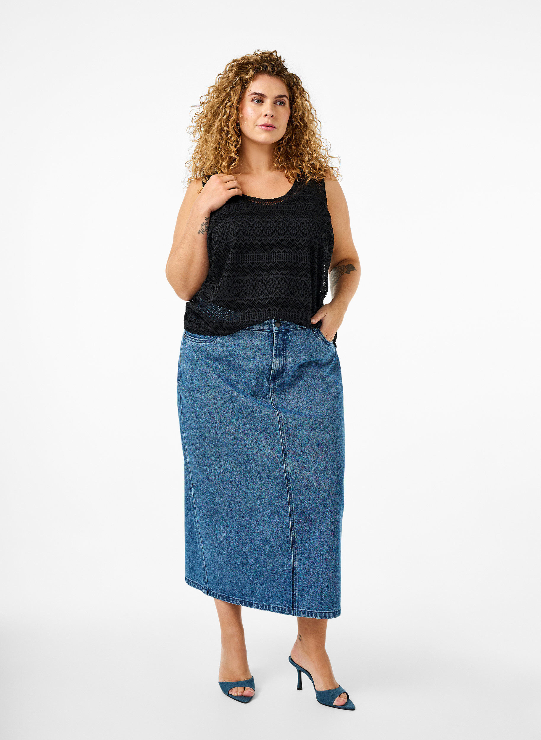 Zizzi Top bez rekaw&oacute;w z dziurkowanym wzorem, Black, Model image number 2