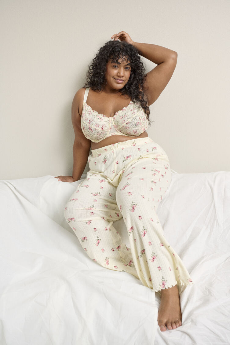 Koronki i kwiaty, , Model