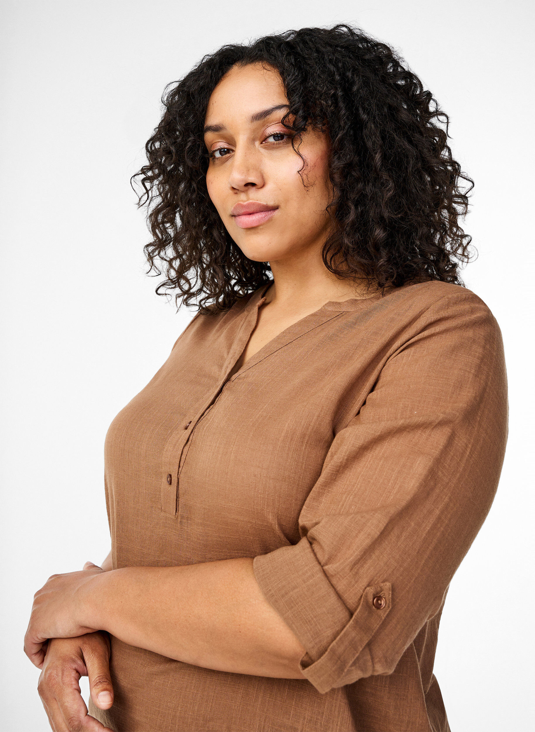 Zizzi Bawelniana bluzka koszulowa z&nbsp;dekoltem w&nbsp;serek, Coca Mocha, Model image number 2