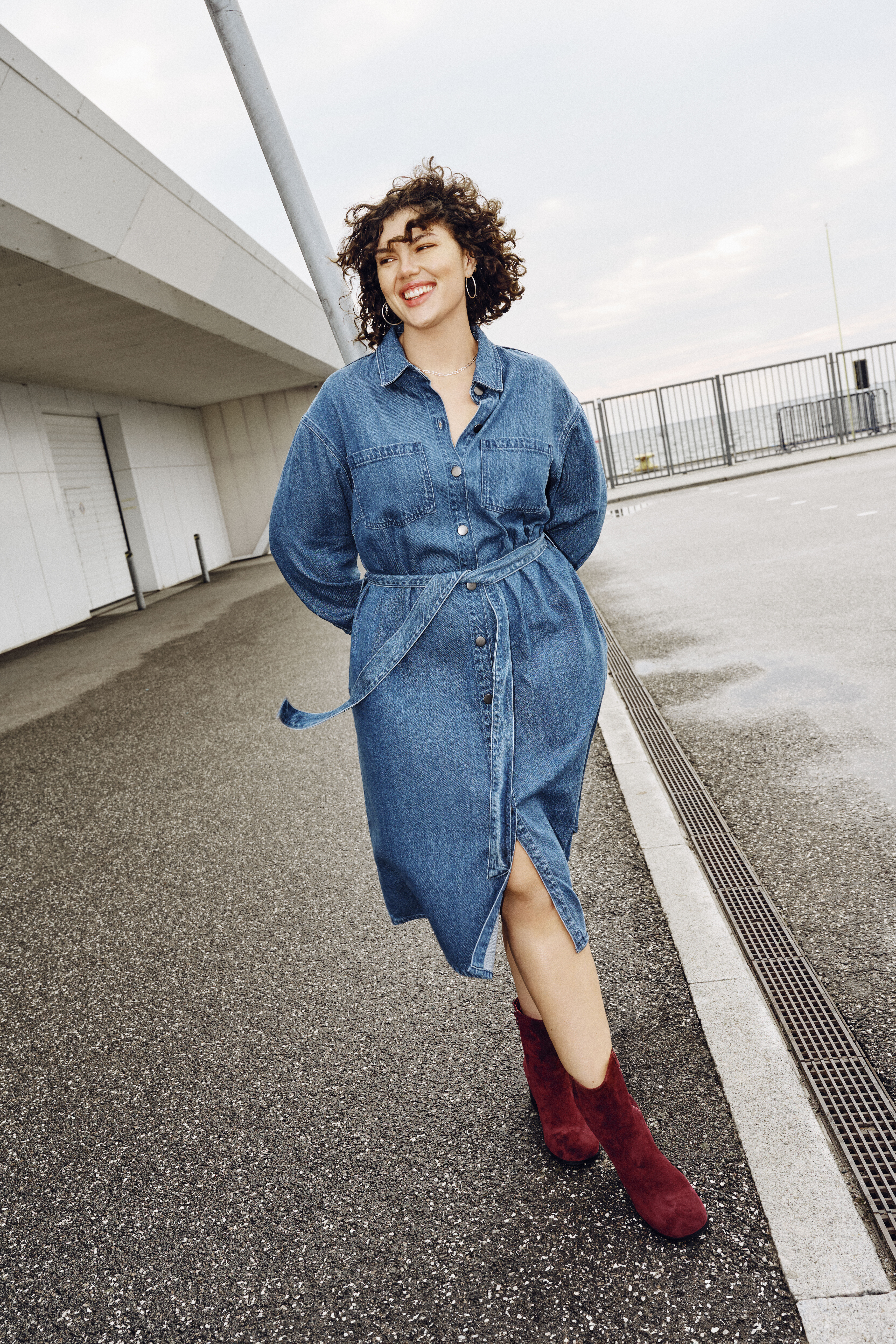 Sukienka jeansowa z wiązaniem, , Model