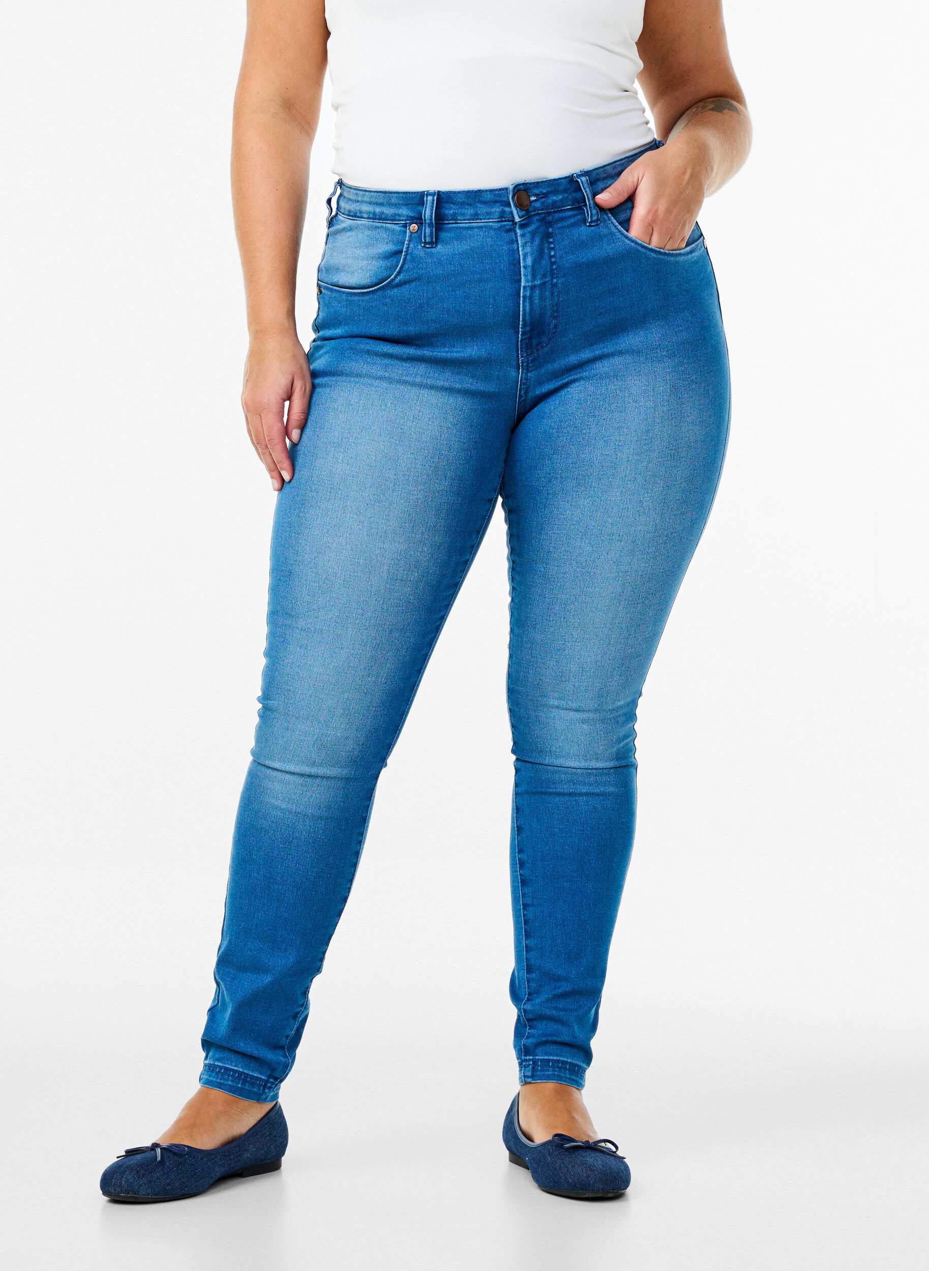 ZizziSuper waskie jeansy Amy z wysokim stanem, Light blue, Model image number 2