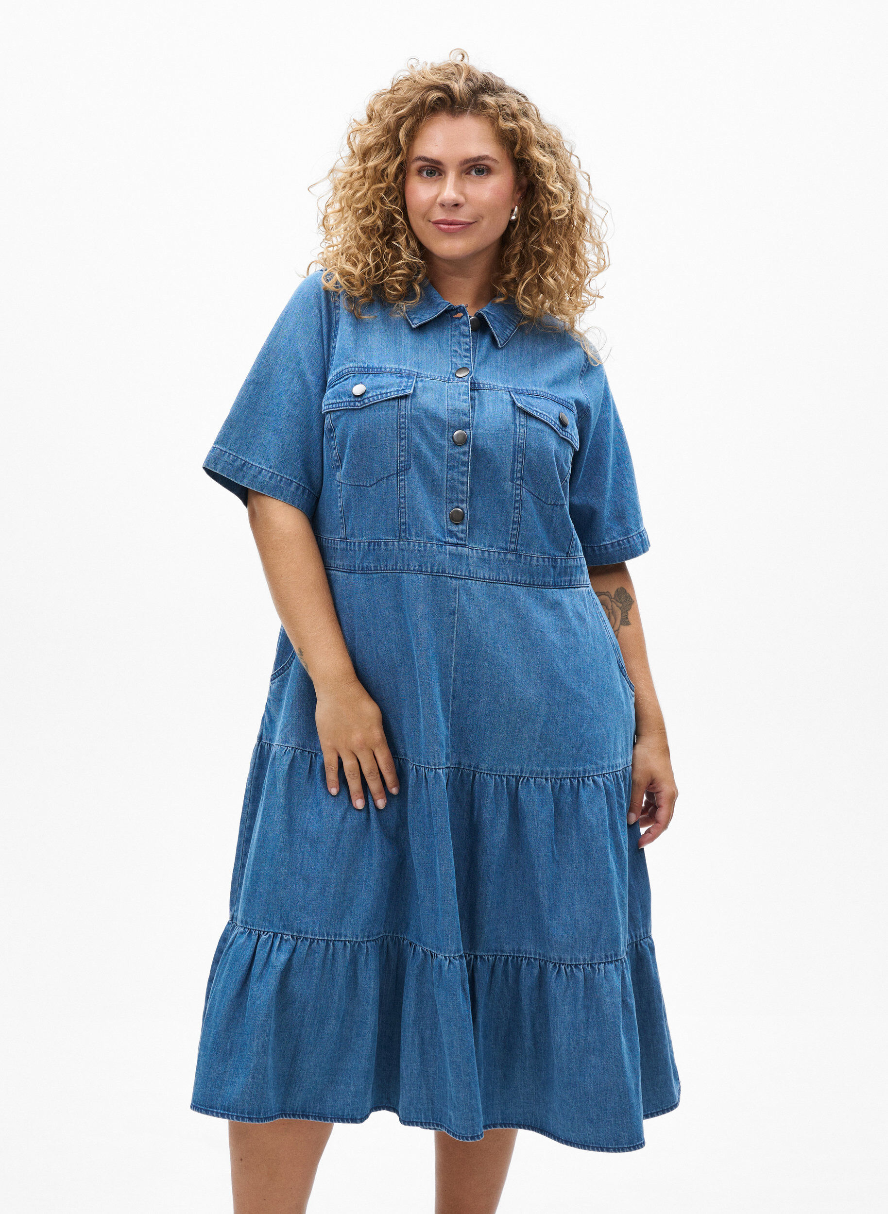 ZizziDzinsowa sukienka midi z guzikami i kr&oacute;tkim rekawem, Niebieskie, Model image number 0