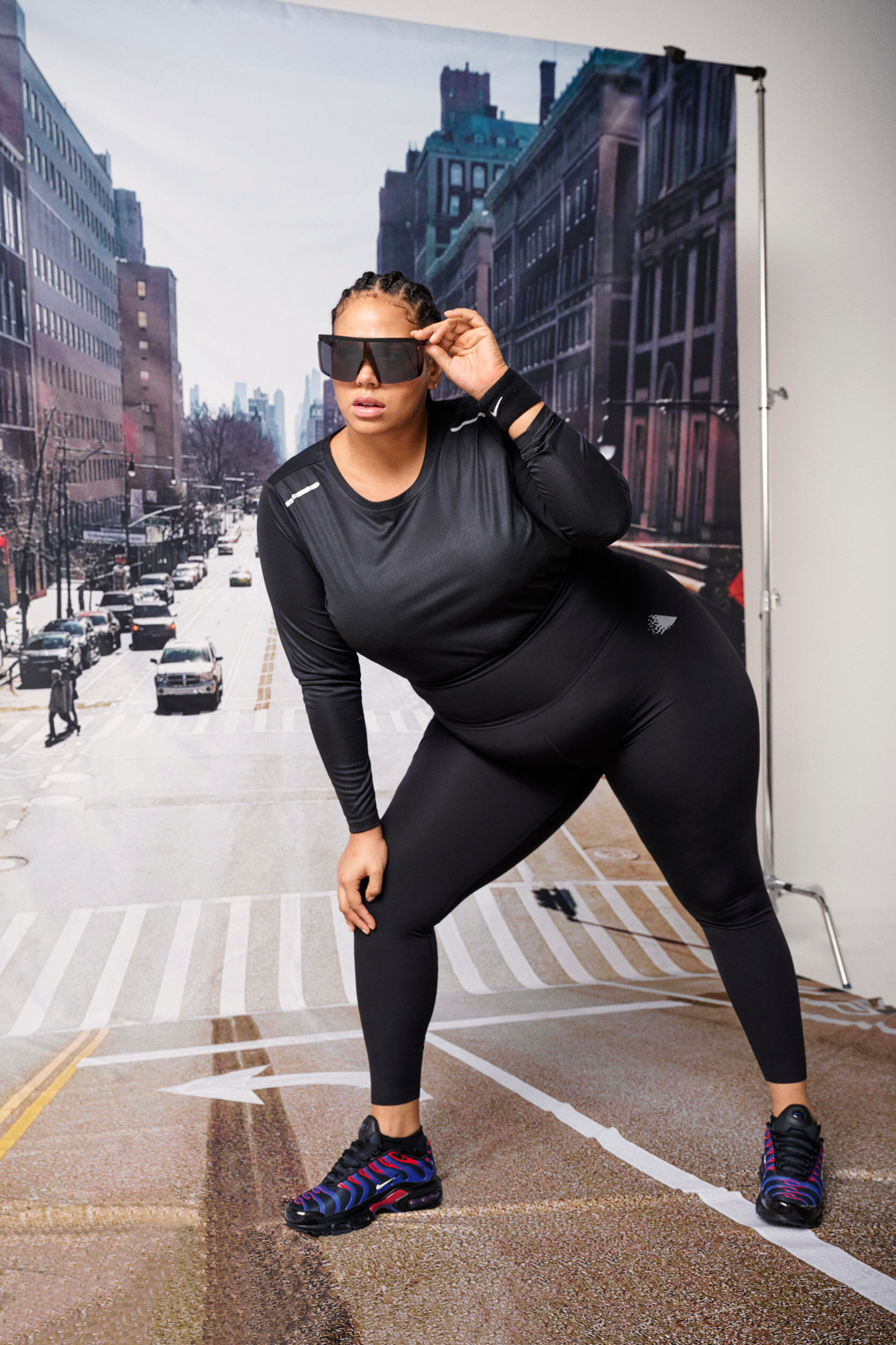 Zizzi CORE, SUPER TENSION TIGHTS &ndash; Legginsy z kieszenia wewnetrzna, Czarne, Model image number 4