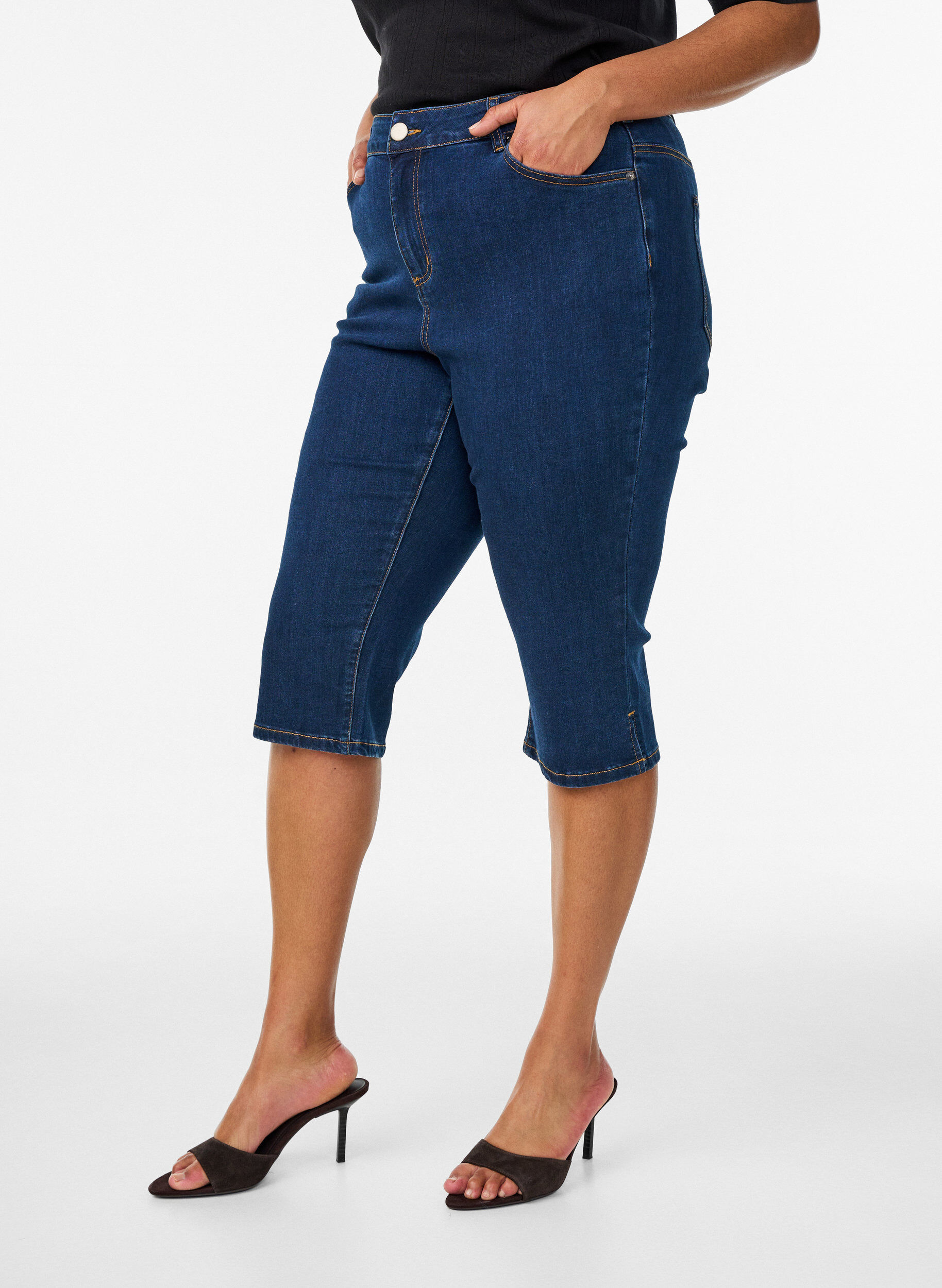 Zizzi Spodnie capri ze sciagaczem w talii, slim fit, ze stretchowego denimu, Niebieskie, Model image number 2
