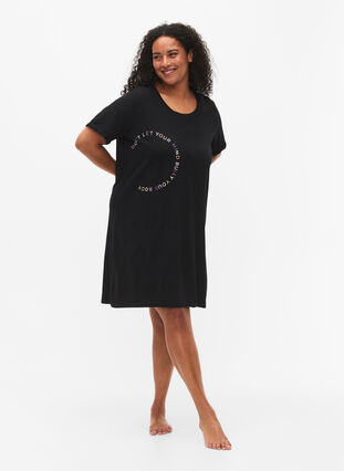 Koszula nocna z bawelny organicznej (GOTS) z krótkimi rekawami, Black W. Don't, Model image number 2