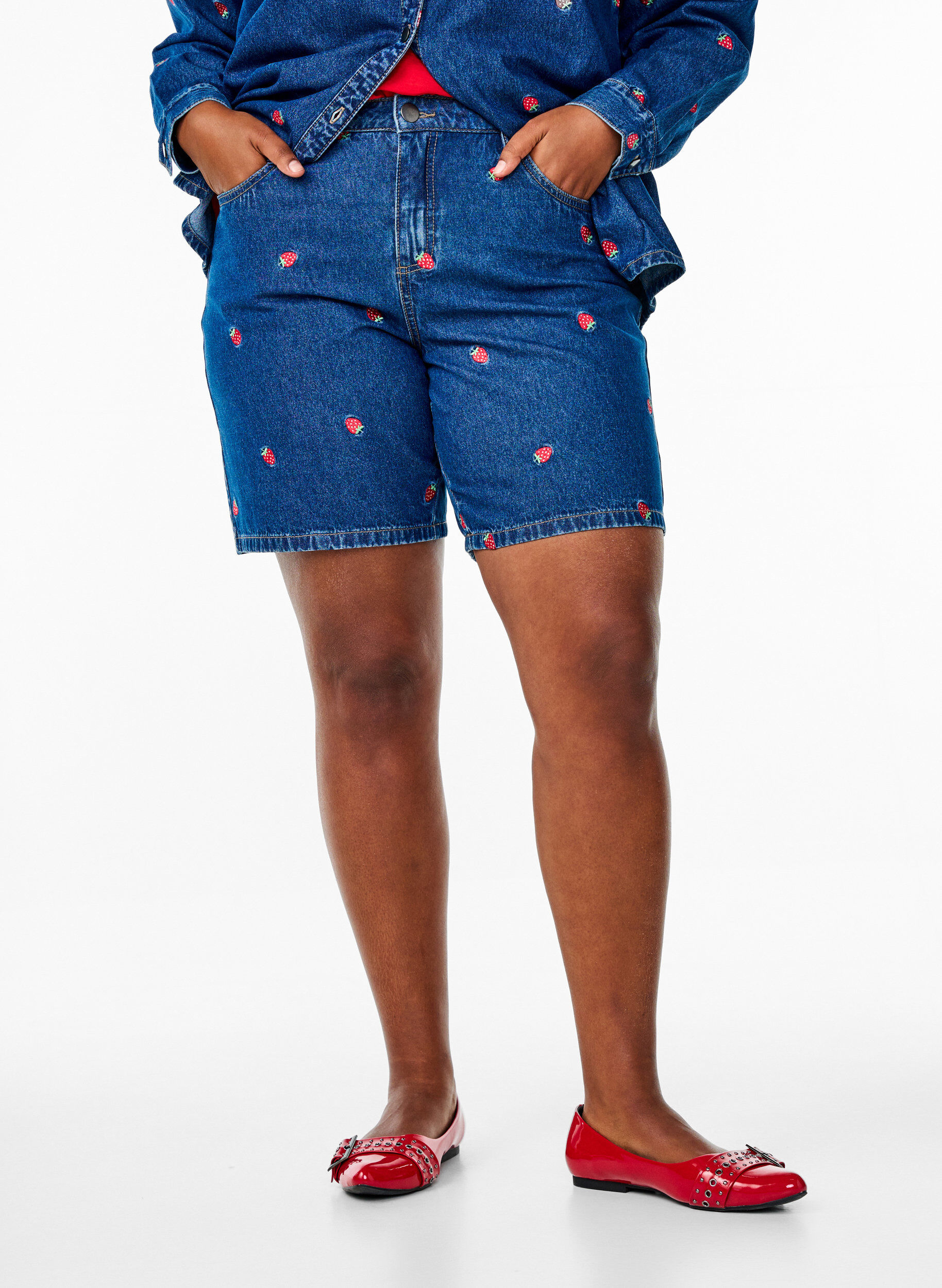 ZizziSzorty jeansowe z&nbsp;wyhaftowanymi truskawkami, Niebieskie, Model image number 2