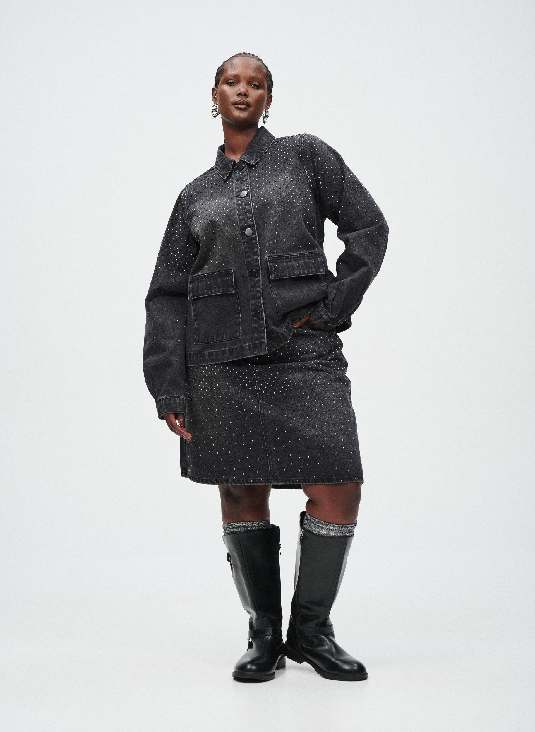 Zizzi Kr&oacute;tka sp&oacute;dniczka jeansowa z krysztalkami, Szary, Image image number 0