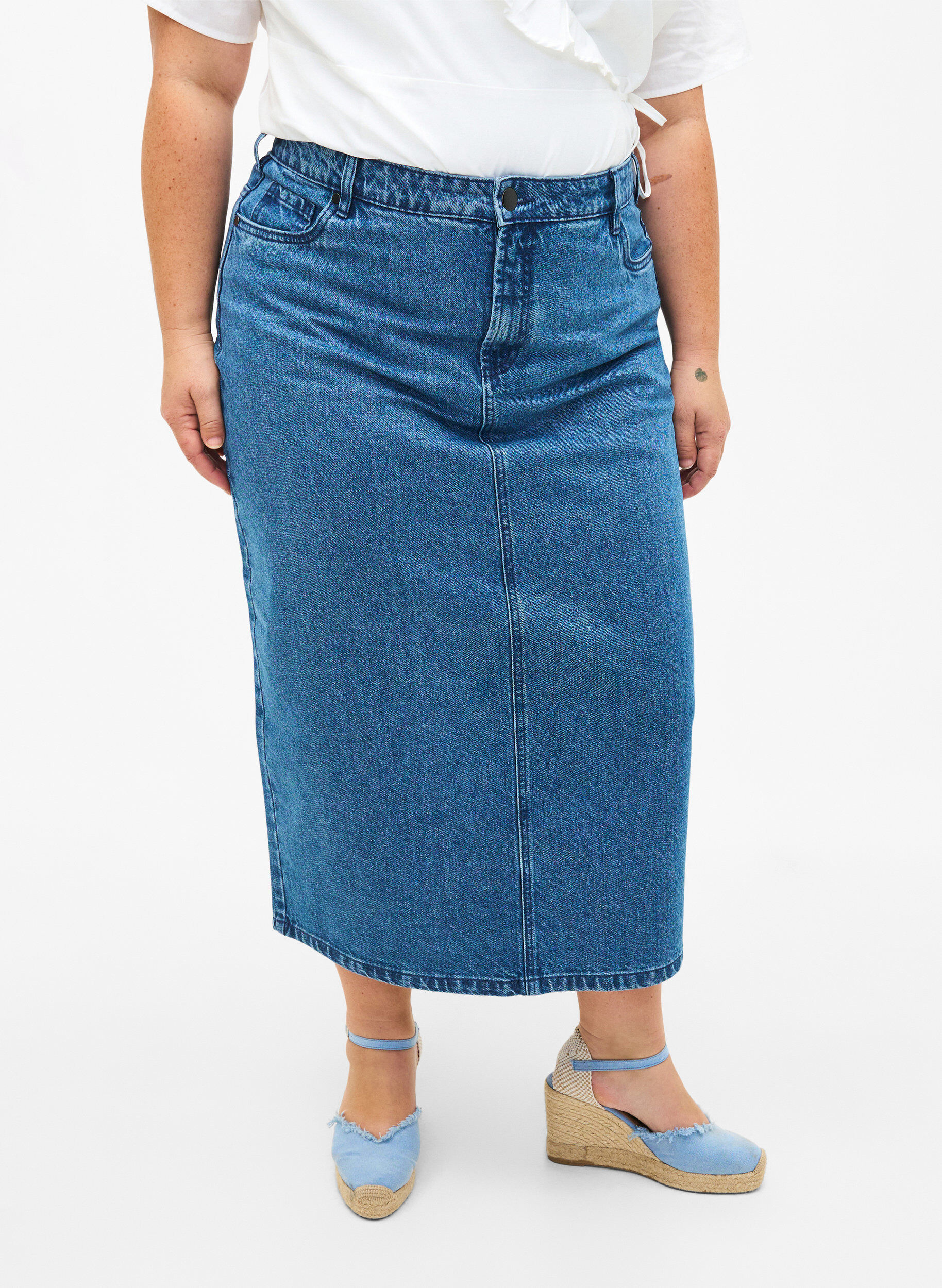 Zizzi Sp&oacute;dnica dzinsowa o dlugosci midi z rozcieciem z tylu, Denim Blue, Model image number 2