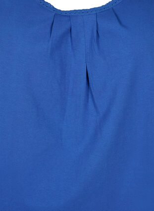 Bawelniany top z okraglym dekoltem i koronkowym wykonczeniem, Dazzling Blue, Packshot image number 2