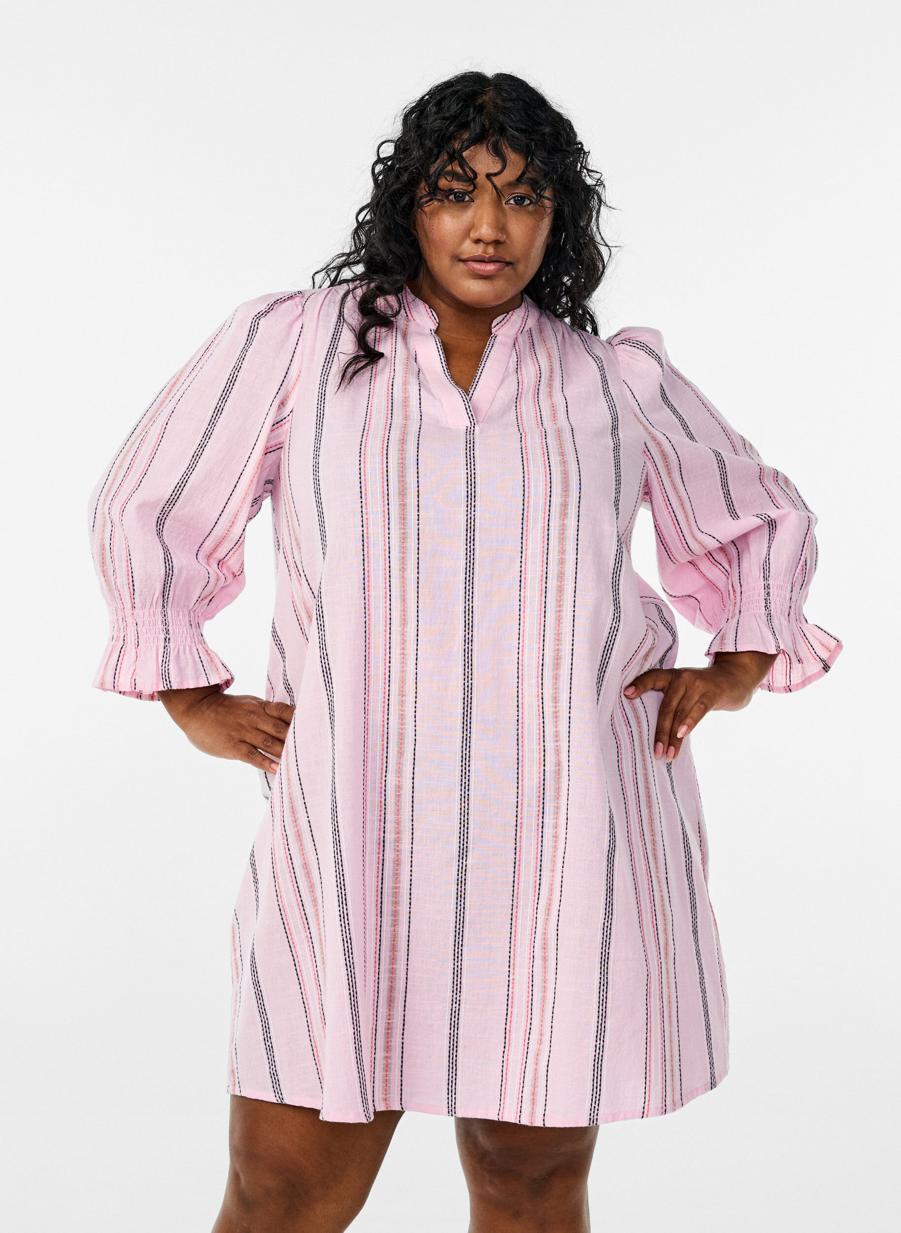 Kr&oacute;tka bawelniana sukienka w paski, R&oacute;żowy, Model