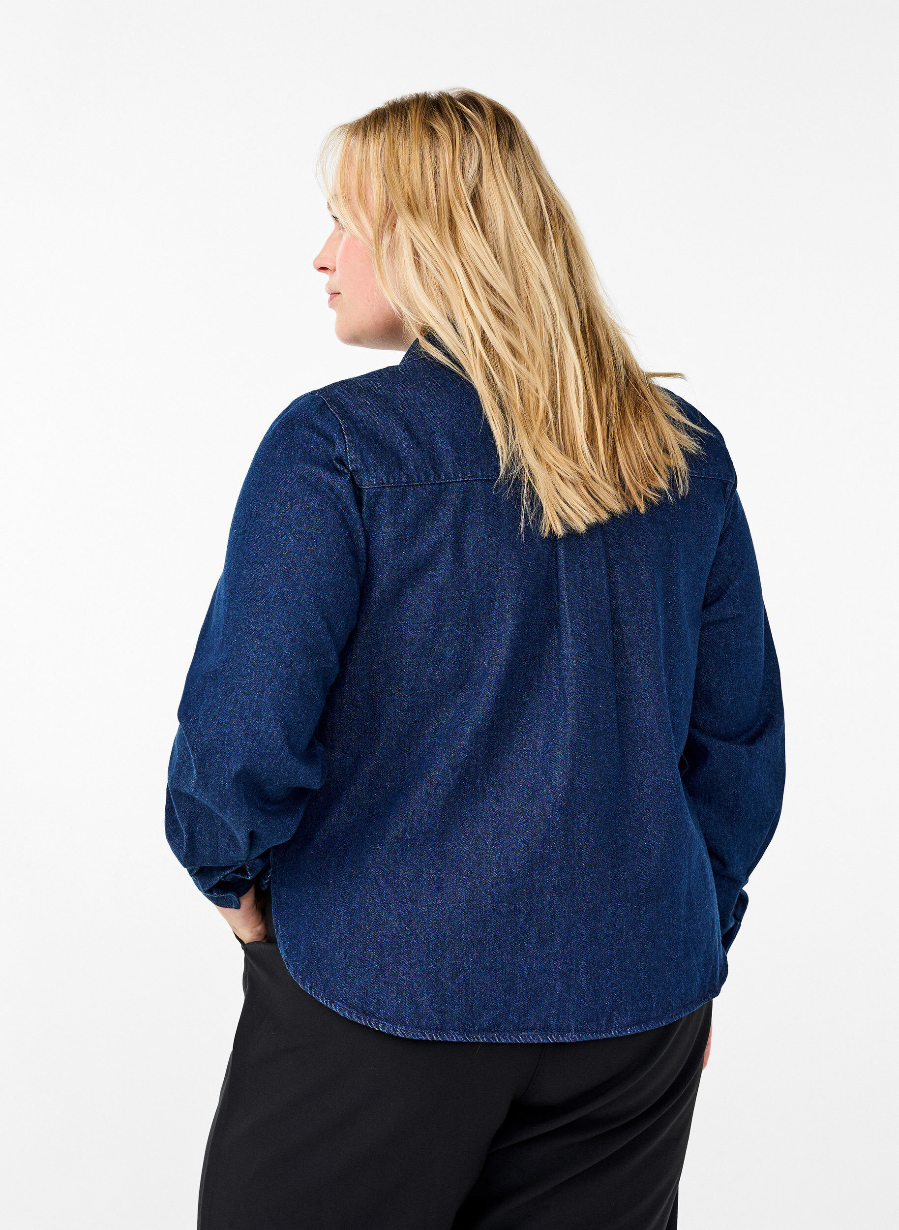 Zizzi Kurtka jeansowa z kieszenia na piersi, Unwashed Denim, Model image number 1