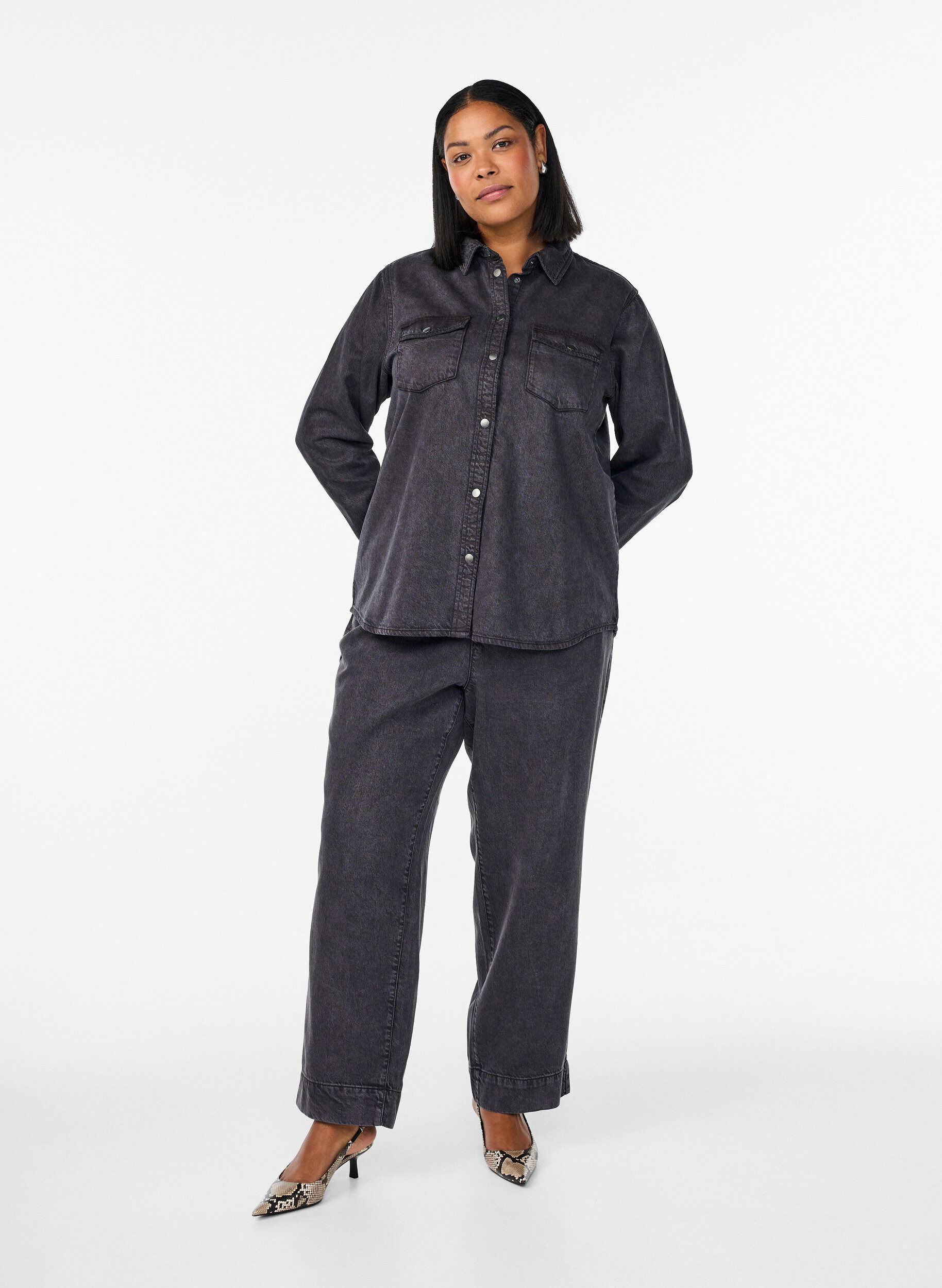 Zizzi Koszula jeansowa z kieszeniami na piersi, Szary, Model image number 1