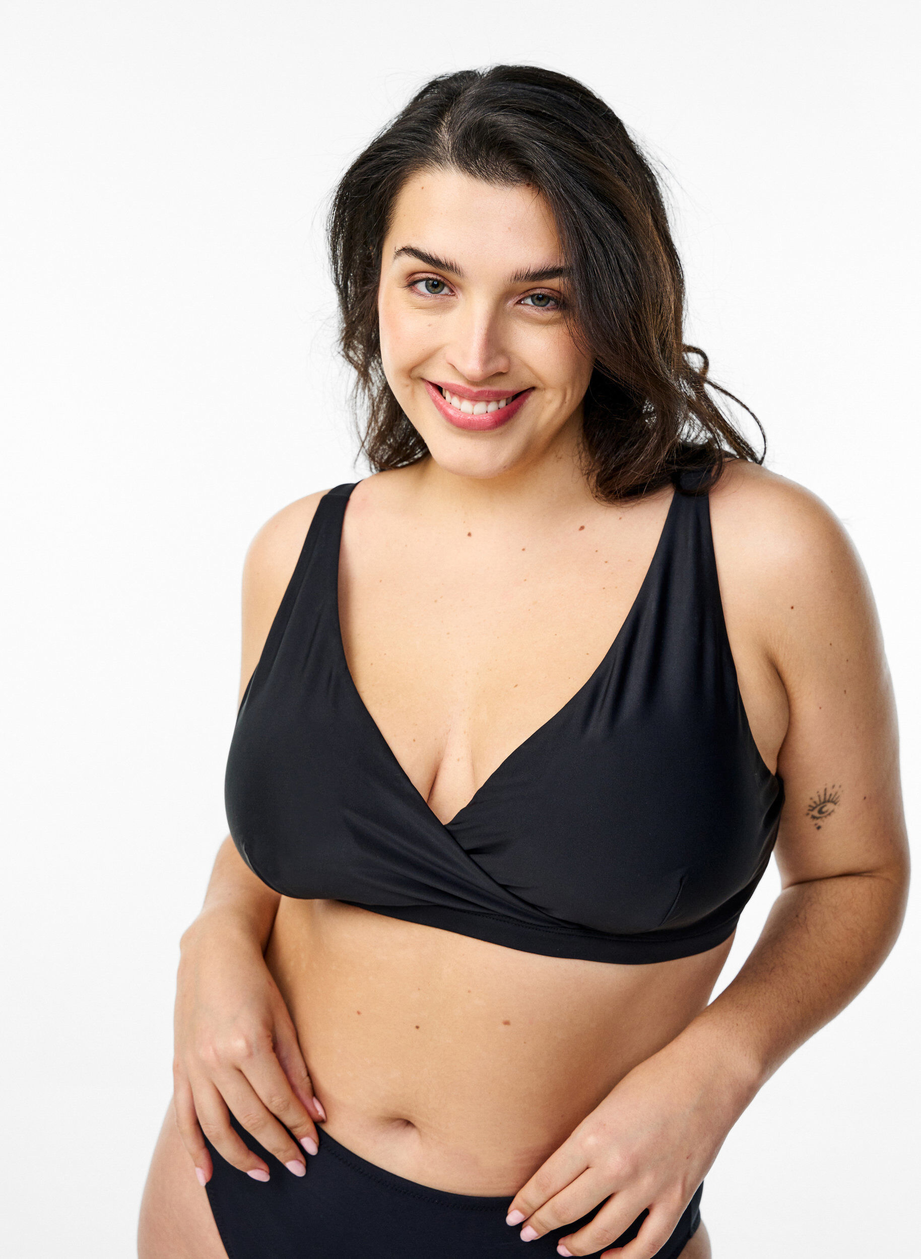 Zizzi Tr&oacute;jkatna g&oacute;ra od bikini z zawijanymi detalami, Czarne, Model image number 0