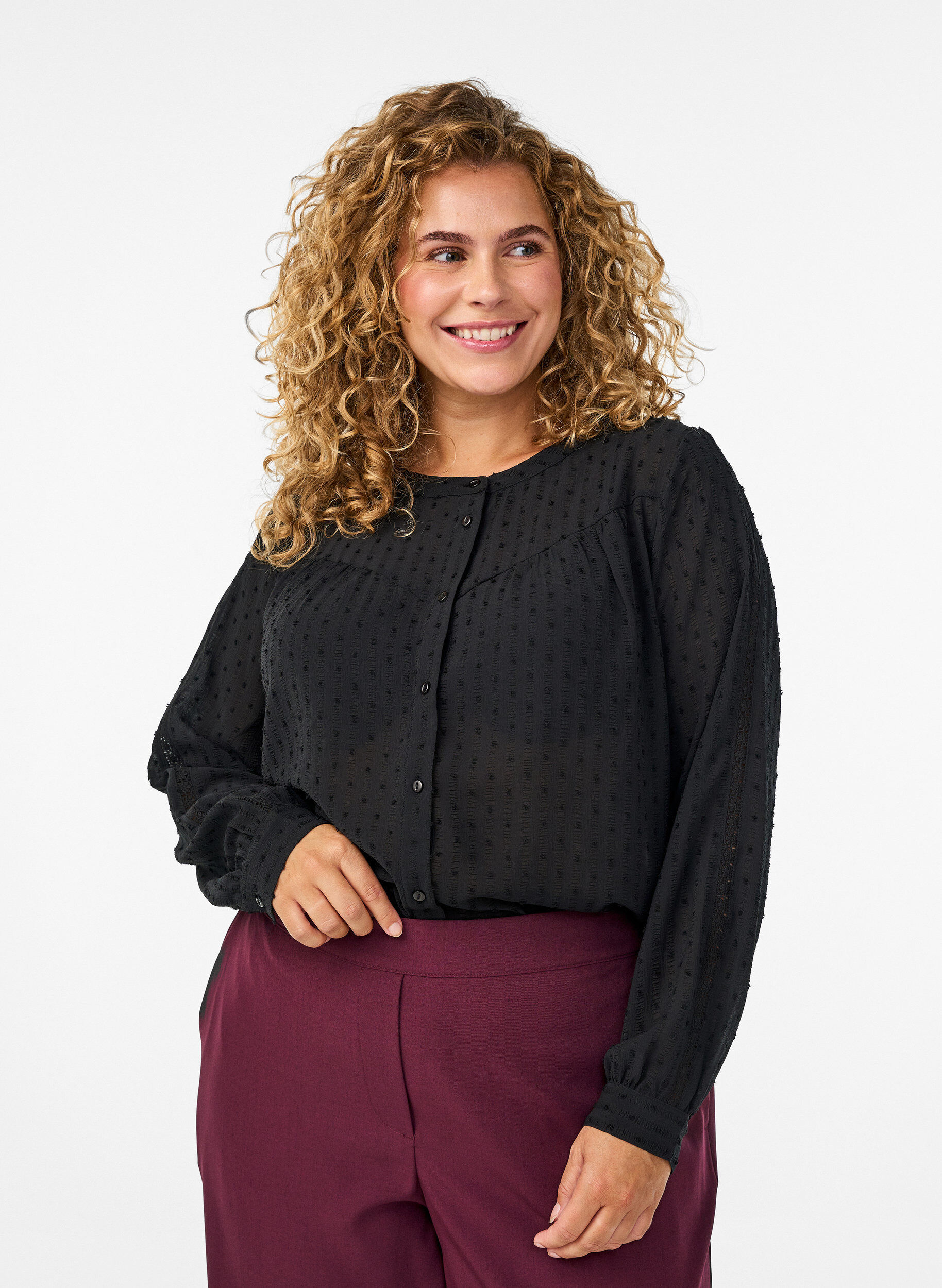 Koszula z teksturowanym wzorem w kropki i haftowanymi detalami, Czarne, Model