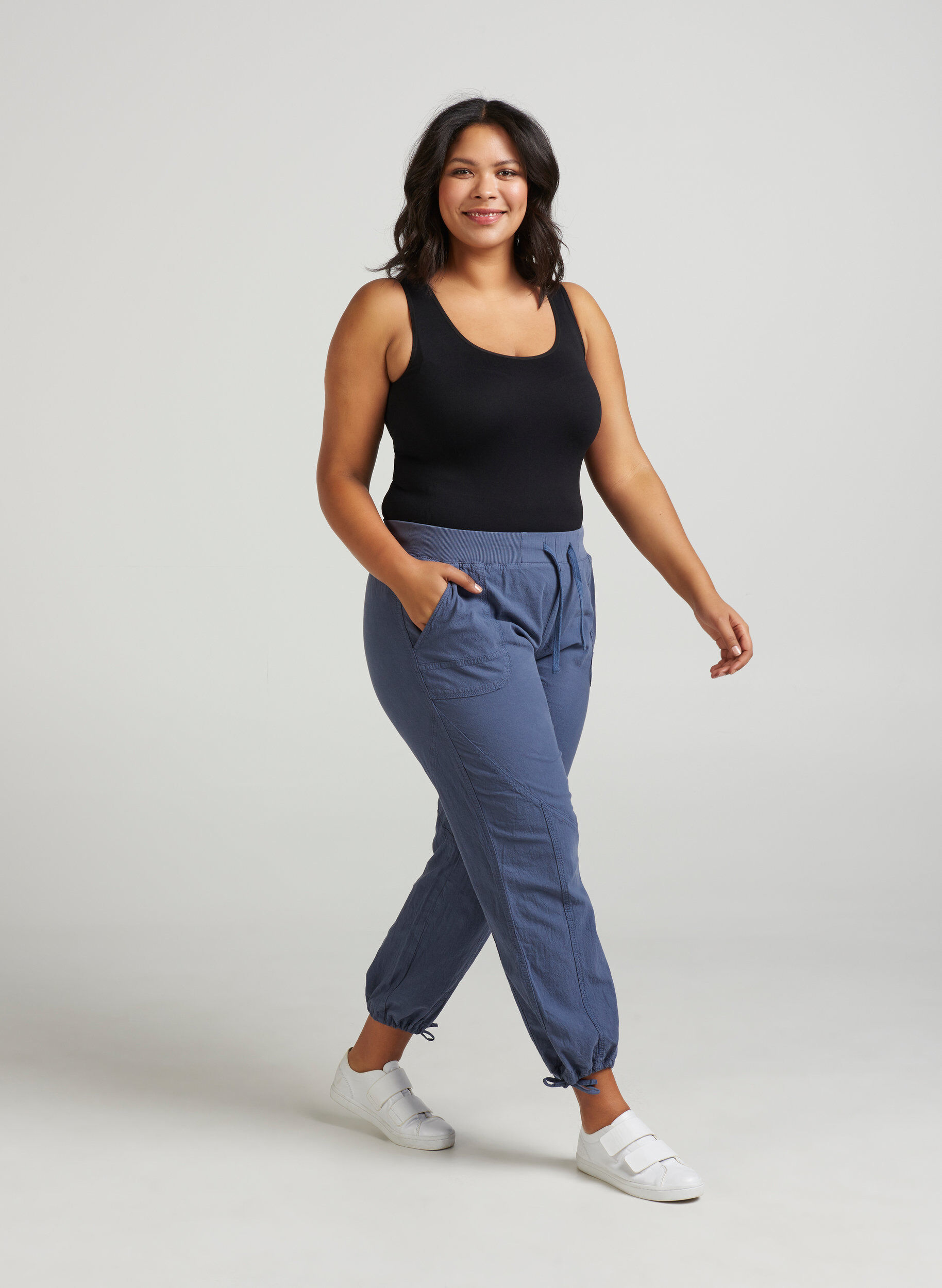 Zizzi Bezszwowy podstawowy top bez rekaw&oacute;w, Czarne, Model image number 1