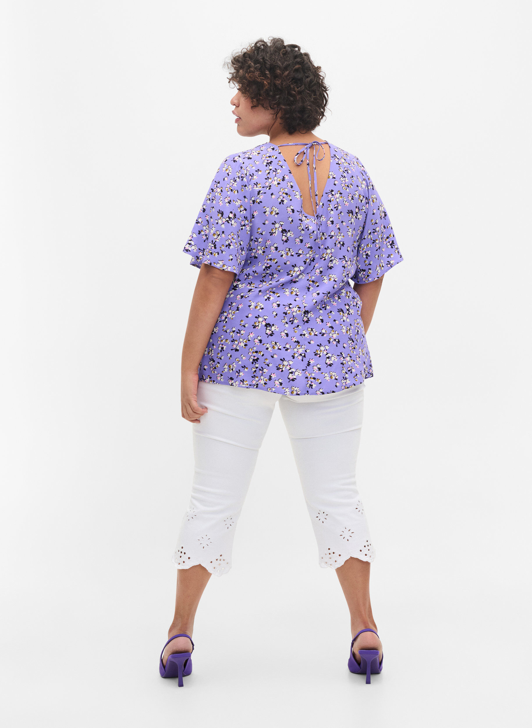 Zizzi Floral viscose blouse with snow detail, Lilac Flower Print, Model image number 1