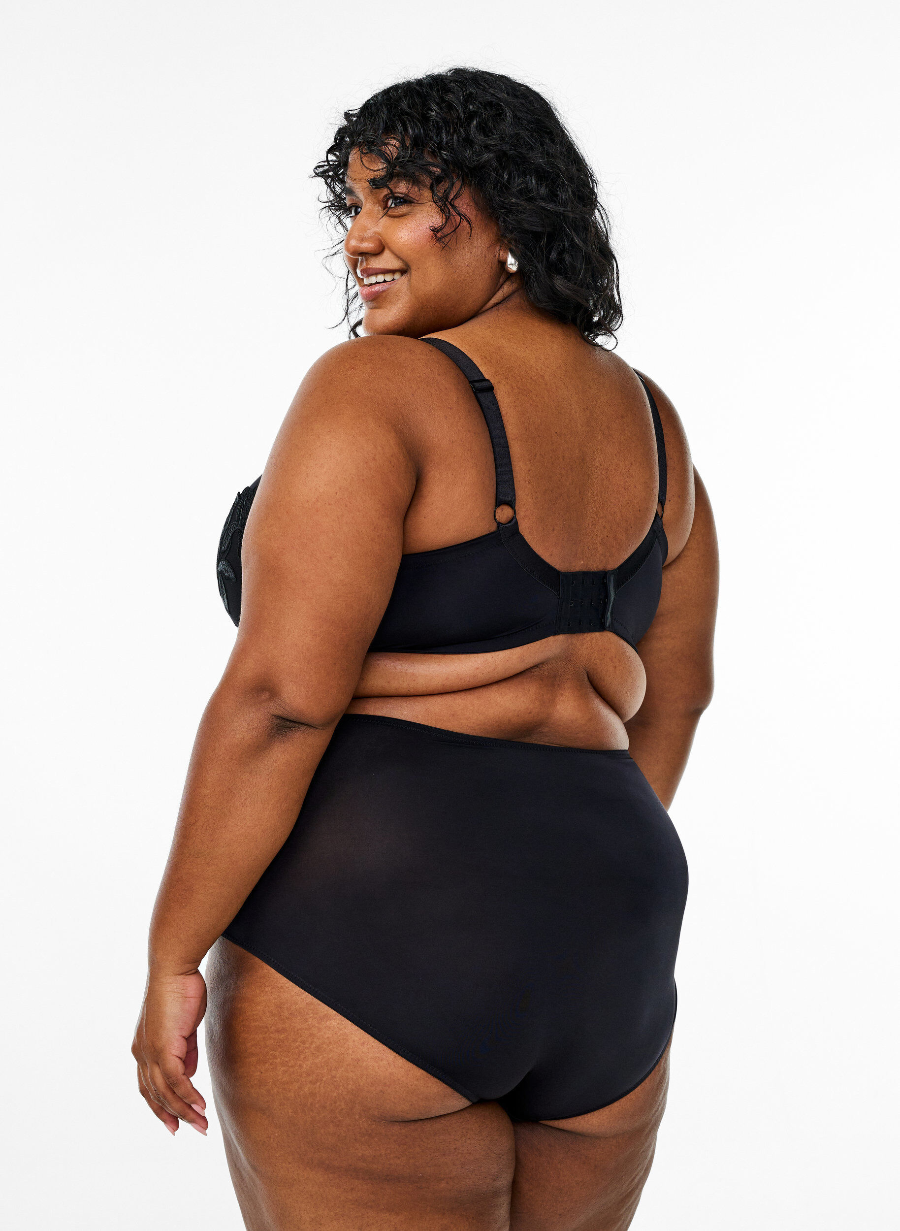 Zizzi Usztywniany biustonosz z haftowanym kwiatowym detalem, Czarne, Model image number 1