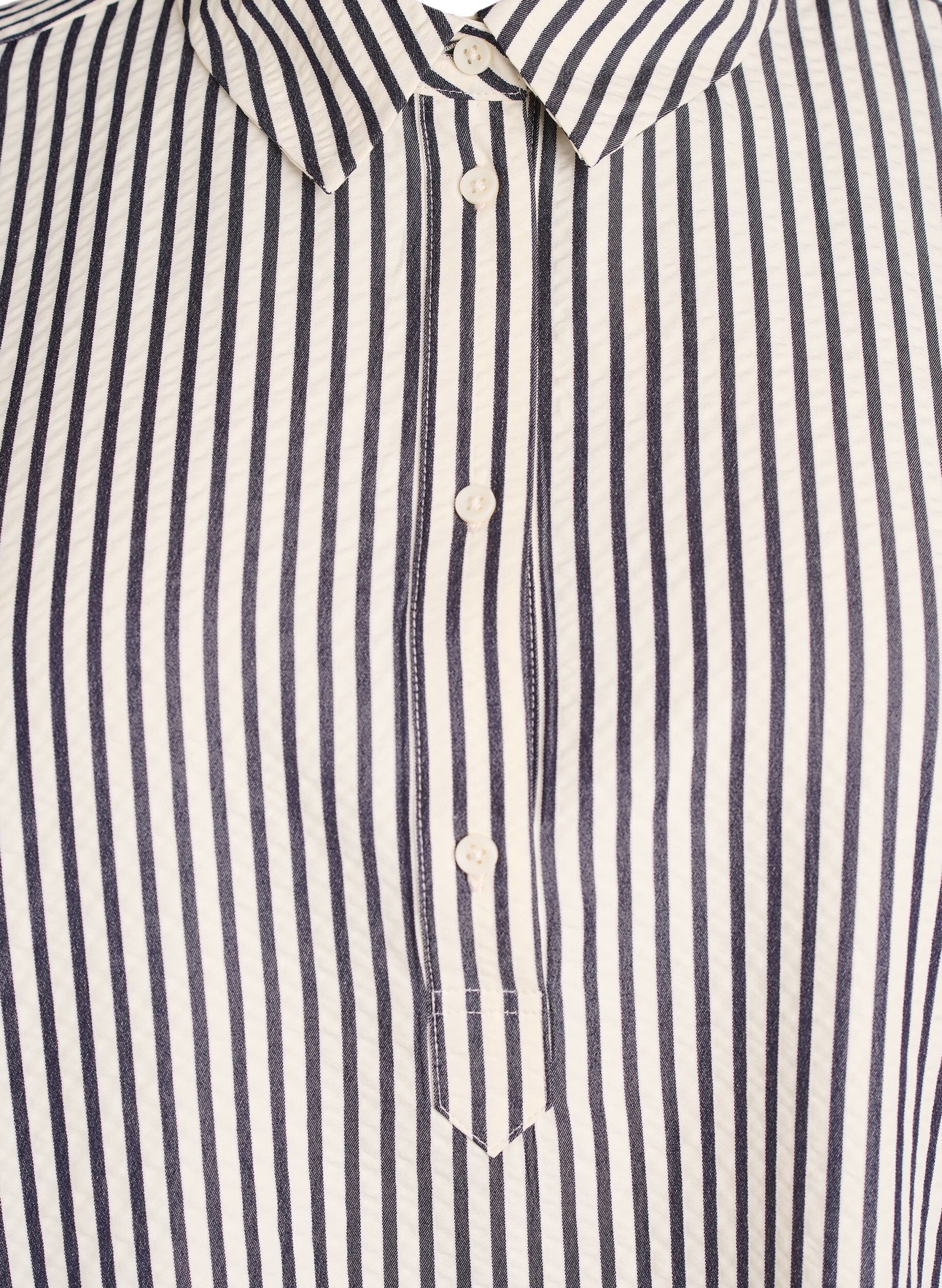 Zizzi Koszula w paski z ozdobnym guzikiem z tylu, Czarne, Packshot image number 2