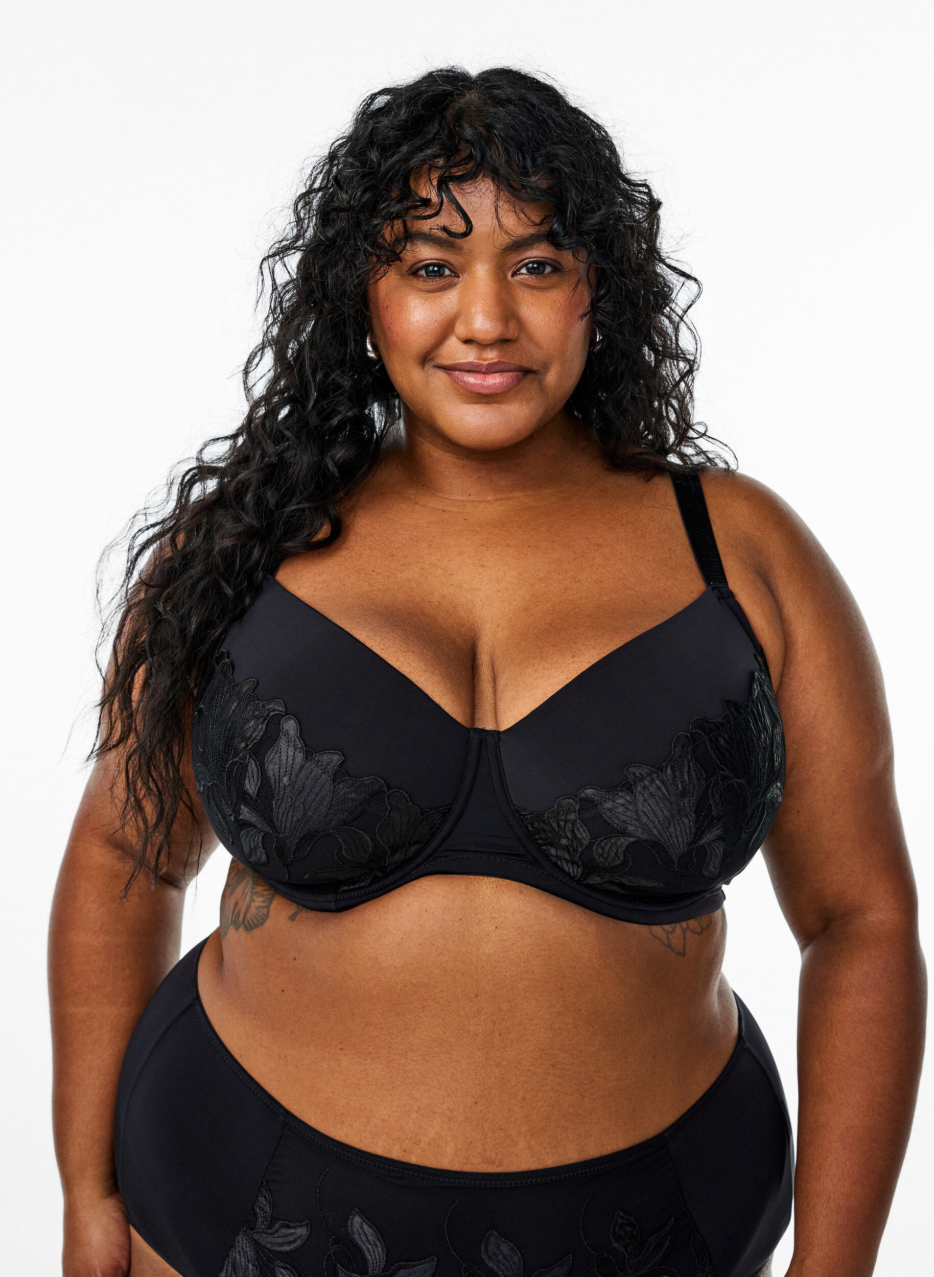 Usztywniany biustonosz z haftowanym kwiatowym detalem, Czarne, Model